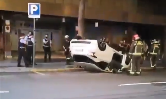 El cotxe bolcat després del xoc / @antiradarcatala