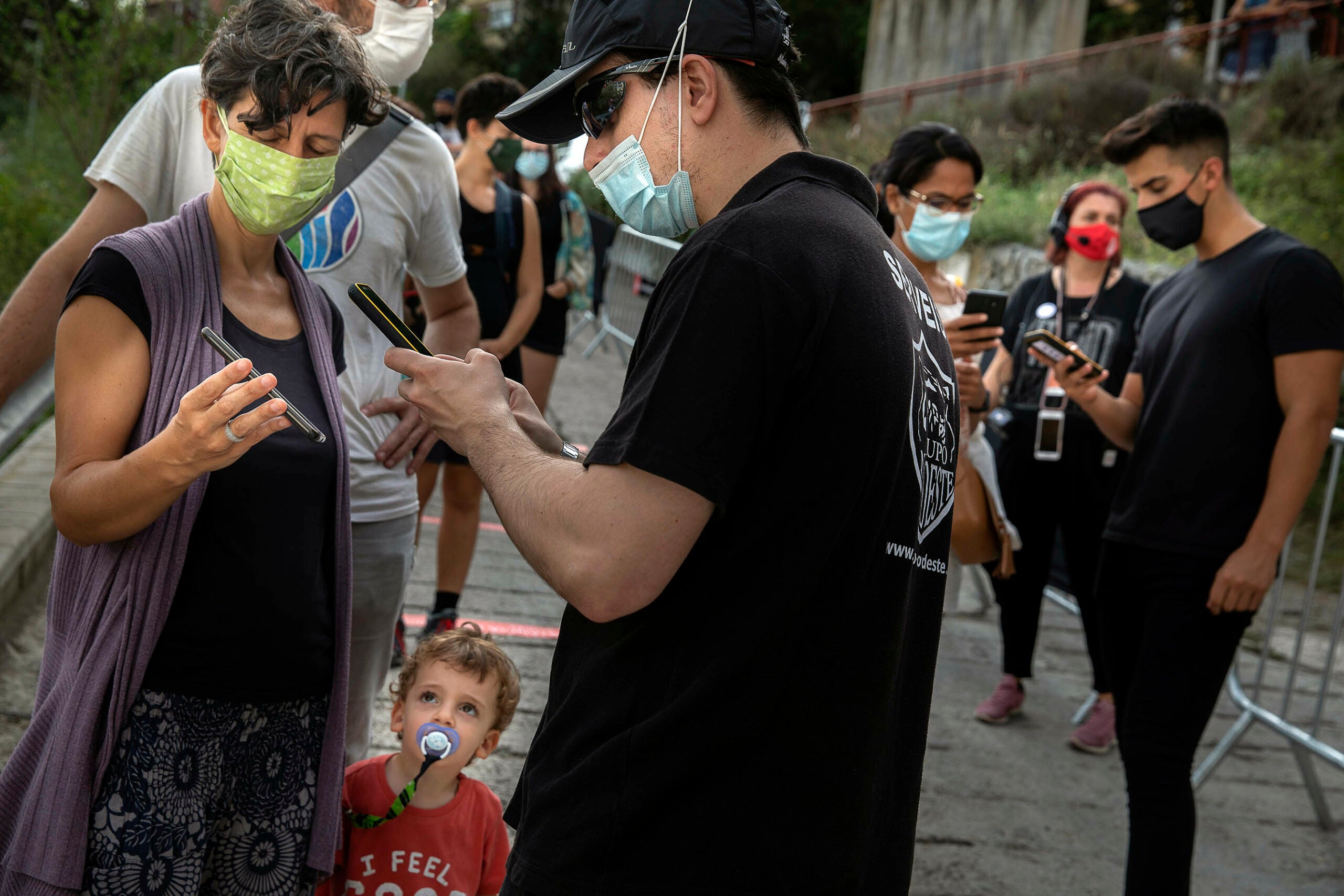 Les famílies ensenyen les entrades reservades per raons sanitàries, a Ciutat Meridiana / Jordi Play