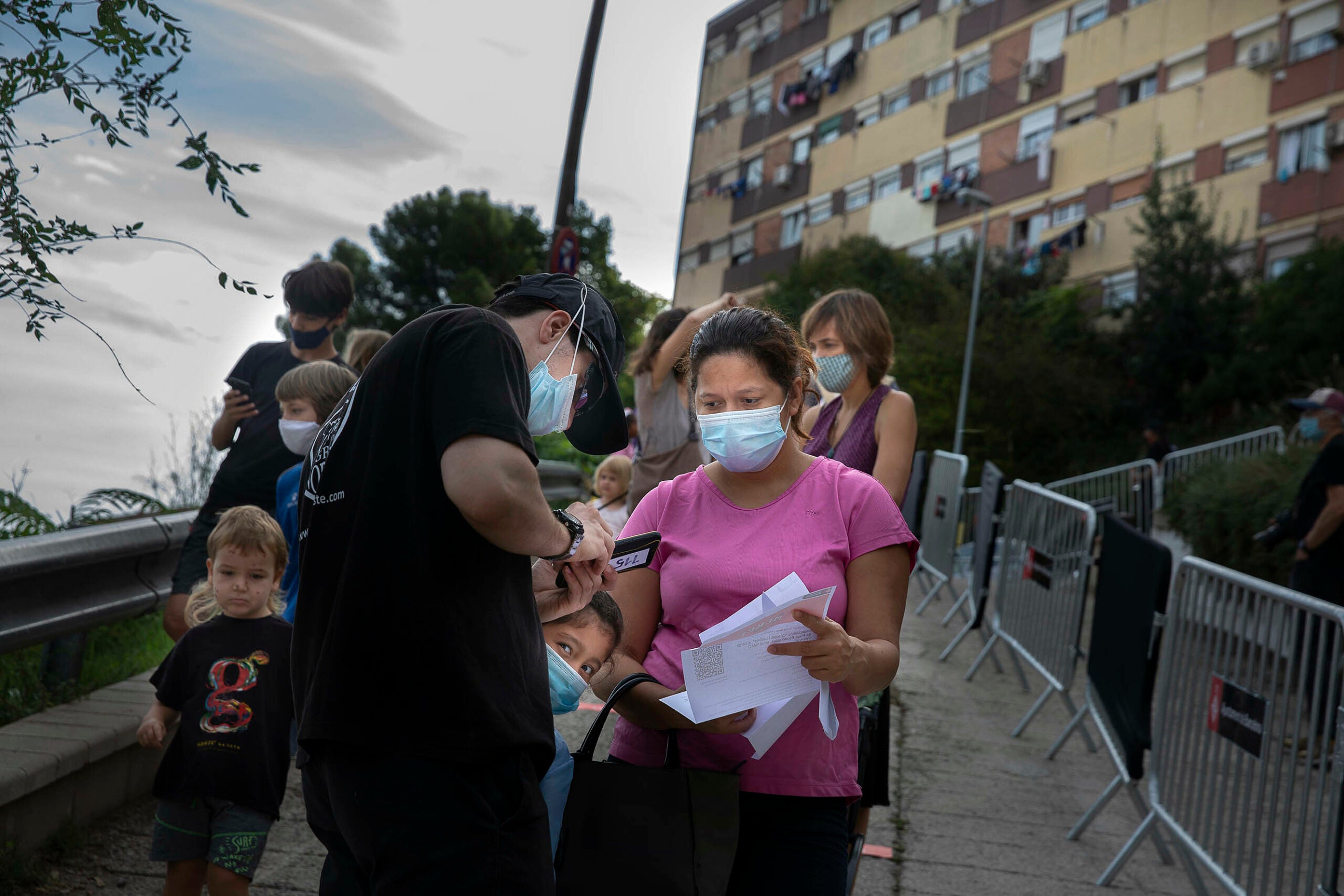 Moltes famílies del barri s'han apropat a un dels primers espectacles de la Mercè, a Ciutat Meridiana / Jordi Play