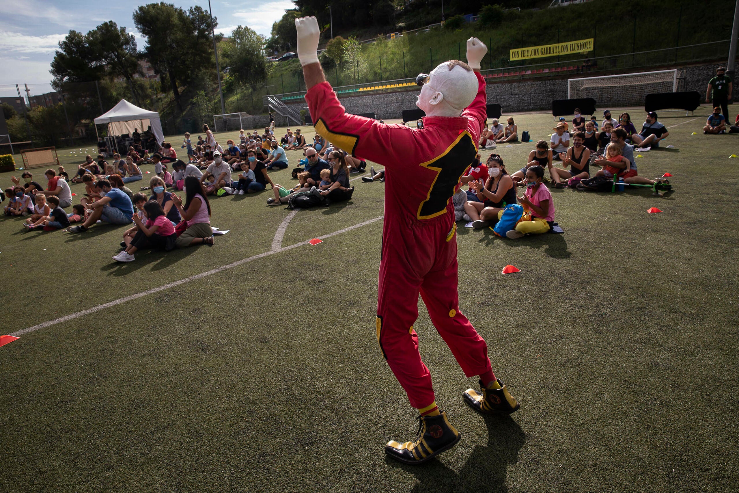 L'espectacle de la Mercè a Ciutat Meridiana s'ha fet al camp del Club Esportiu Unificat Meridiana / Jordi Play