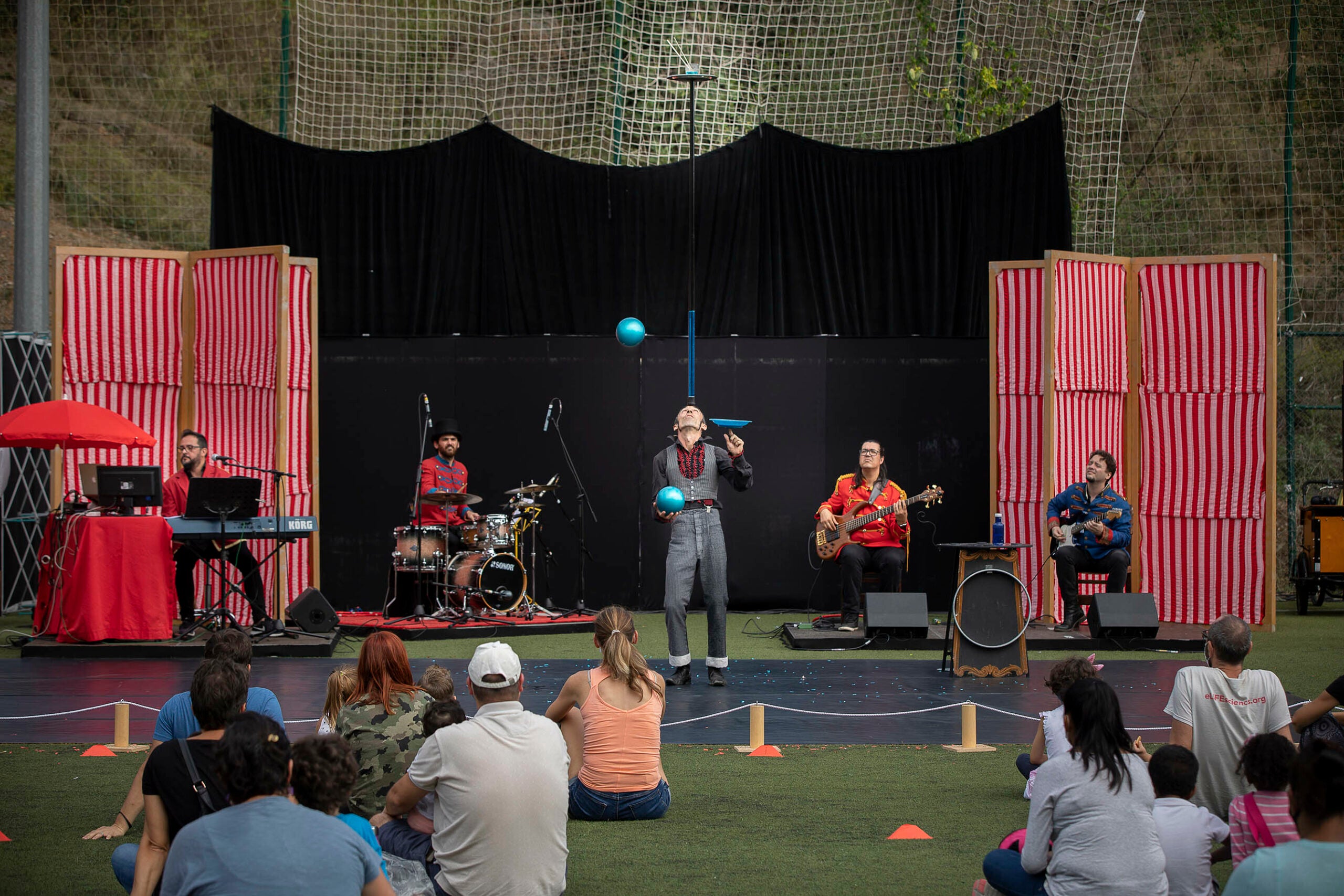 Cabaret de circ i pallassos, la recepta d'aquest matí a Ciutat Meridiana per la Mercè / Jordi Play