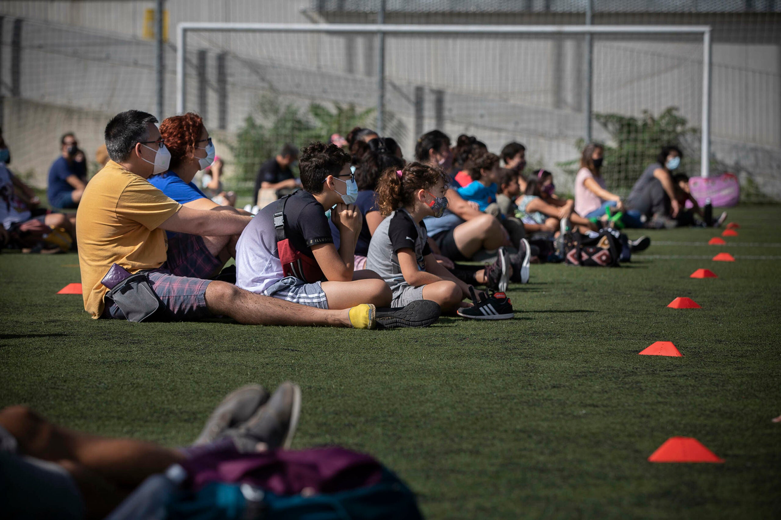 Canalla admirant el xou 'Cèrcols i cadires' de Puça Espectacles / Jordi Play