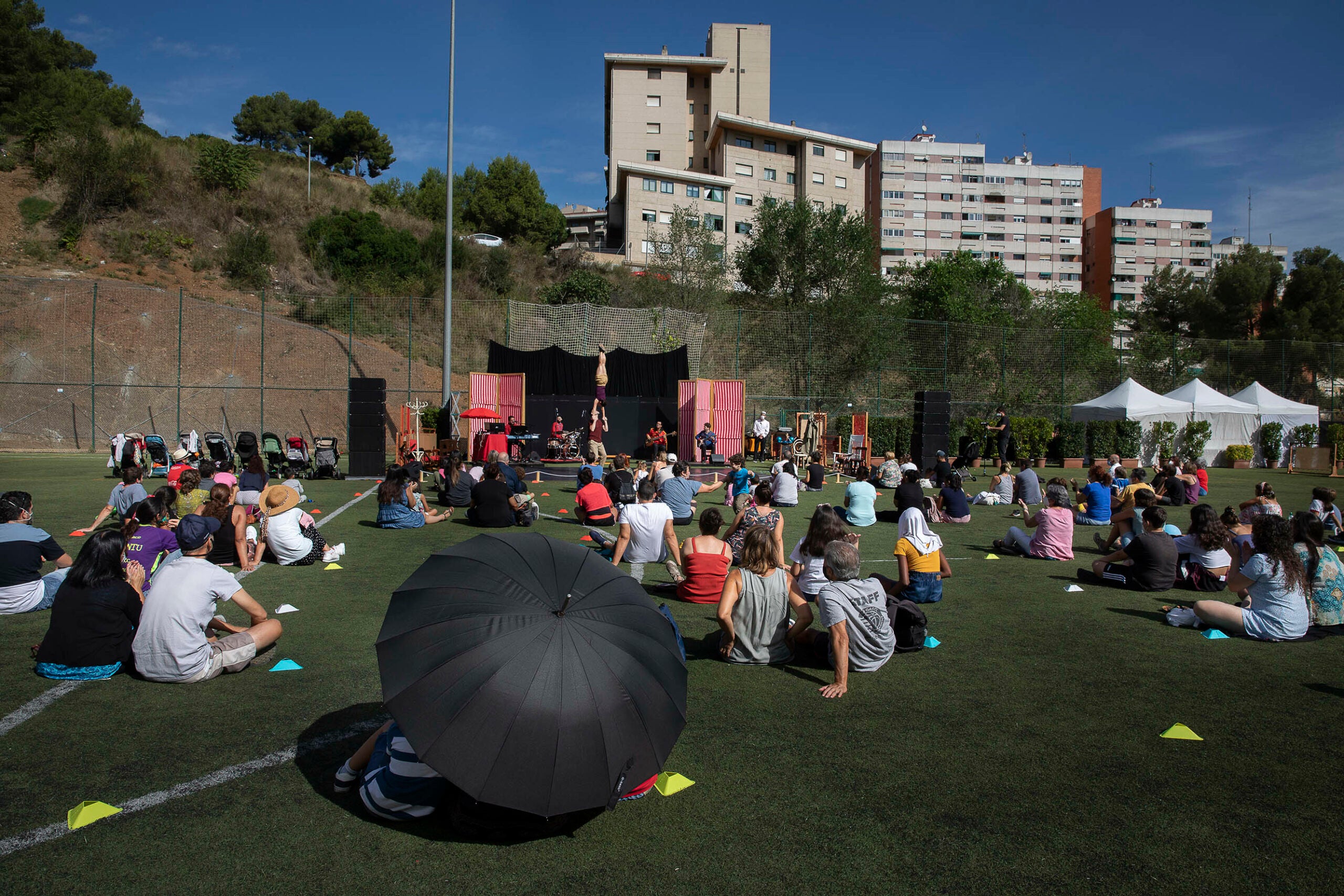 Algun paraigua contra el sol també s'ha vist aquest matí, a Ciutat Meridiana, per l'inici de la Mercè / Jordi Play