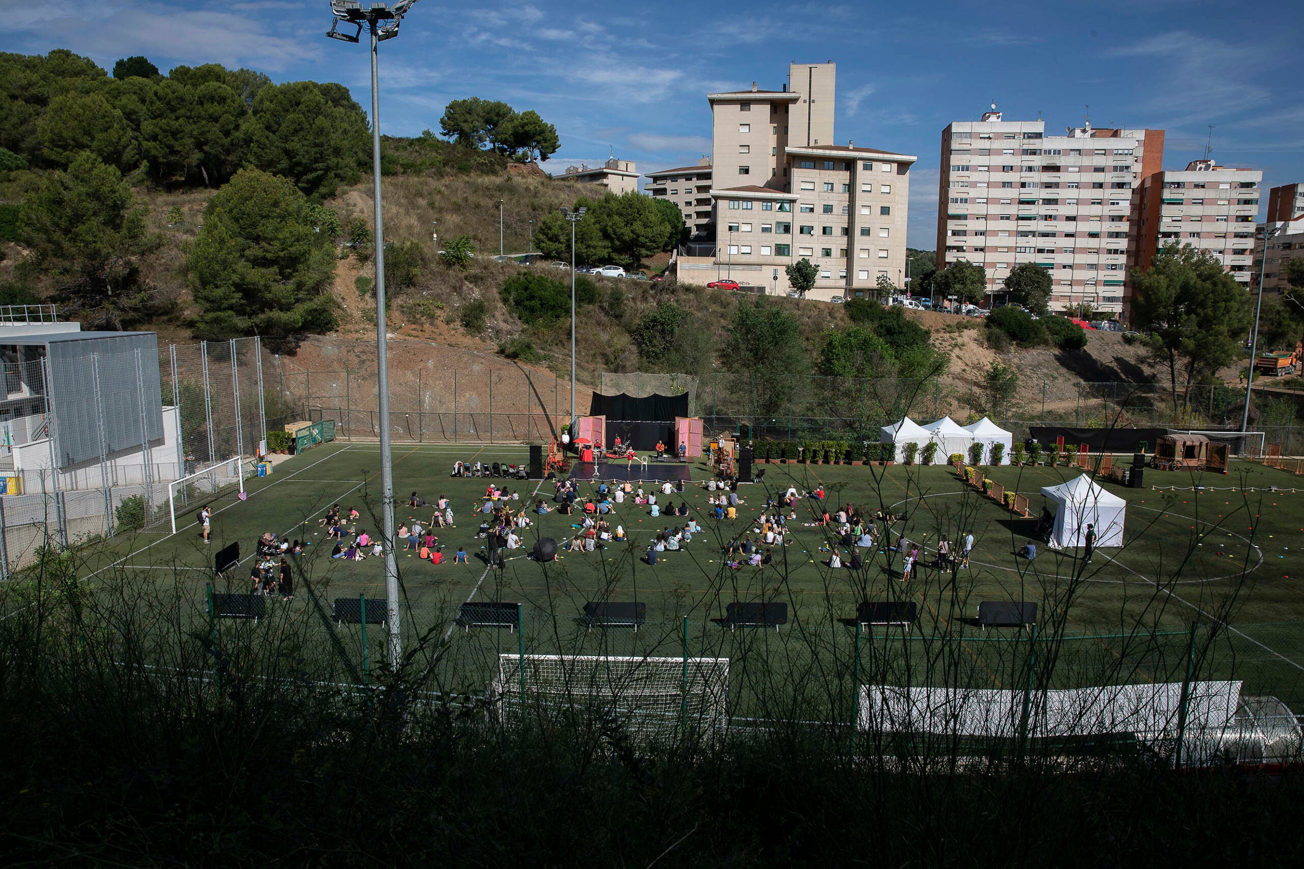 El camp, des de lluny, mostra com els grups quedaven separats a l'espectacle de Ciutat Meridiana / Jordi Play