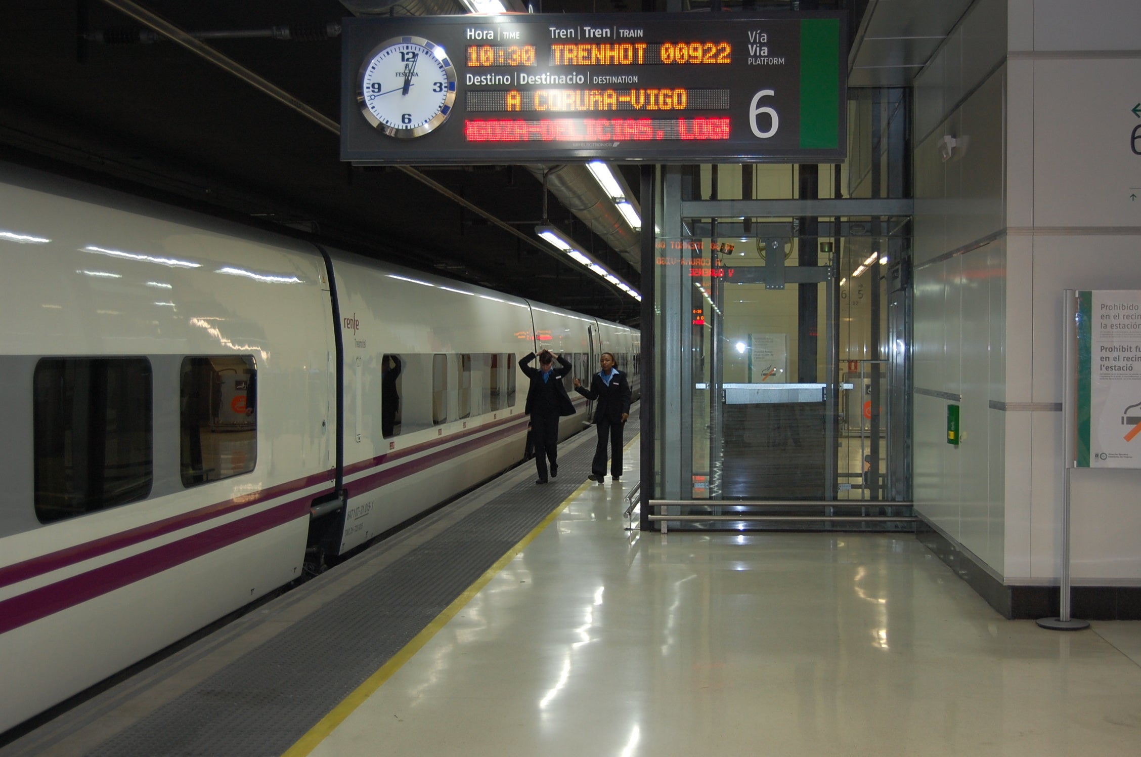 L'andana de Sants amb un tren nocturn, en imatge d'arxiu / Renfe 