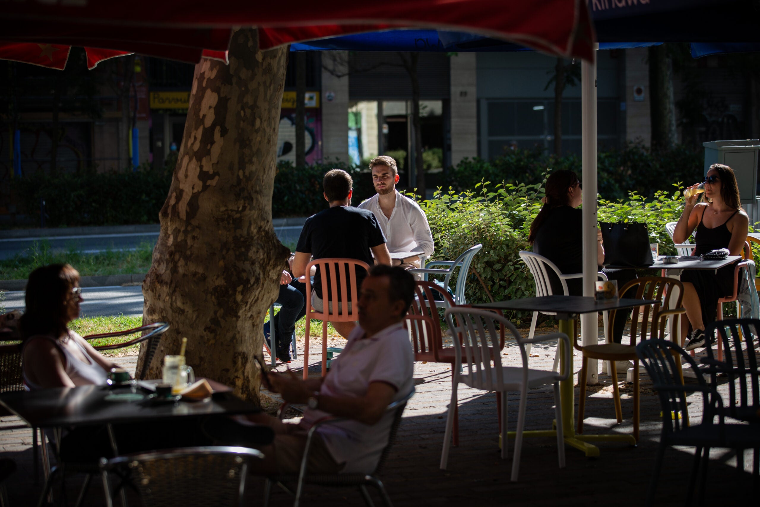 Clients consumint a una terrassa durant l'estiu, en imatge d'arxiu / David Zorrakino 