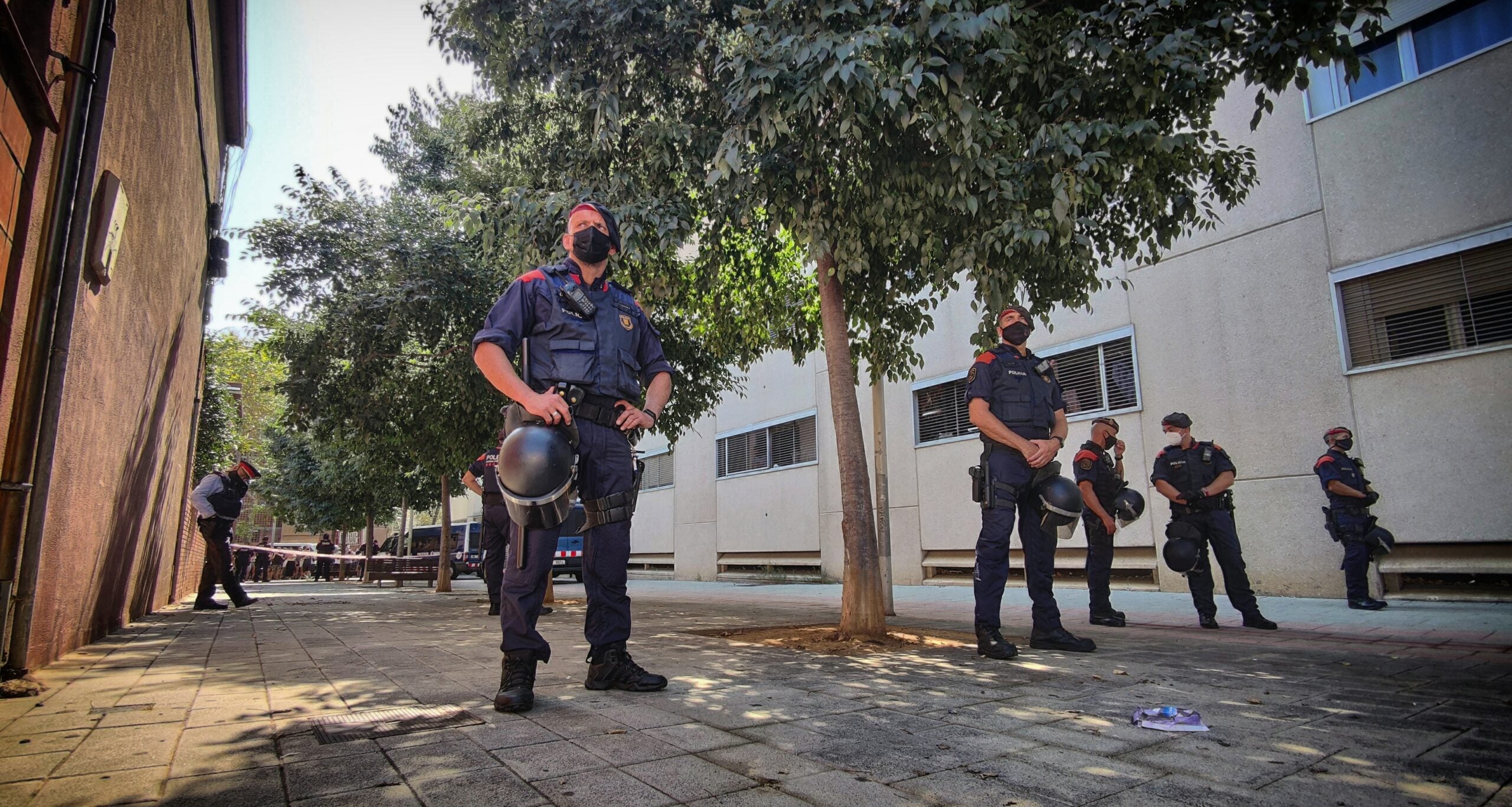 Els Mossos d'Esquadra intenten desnonar una mare amb quatre fills a la Verneda / D.C.