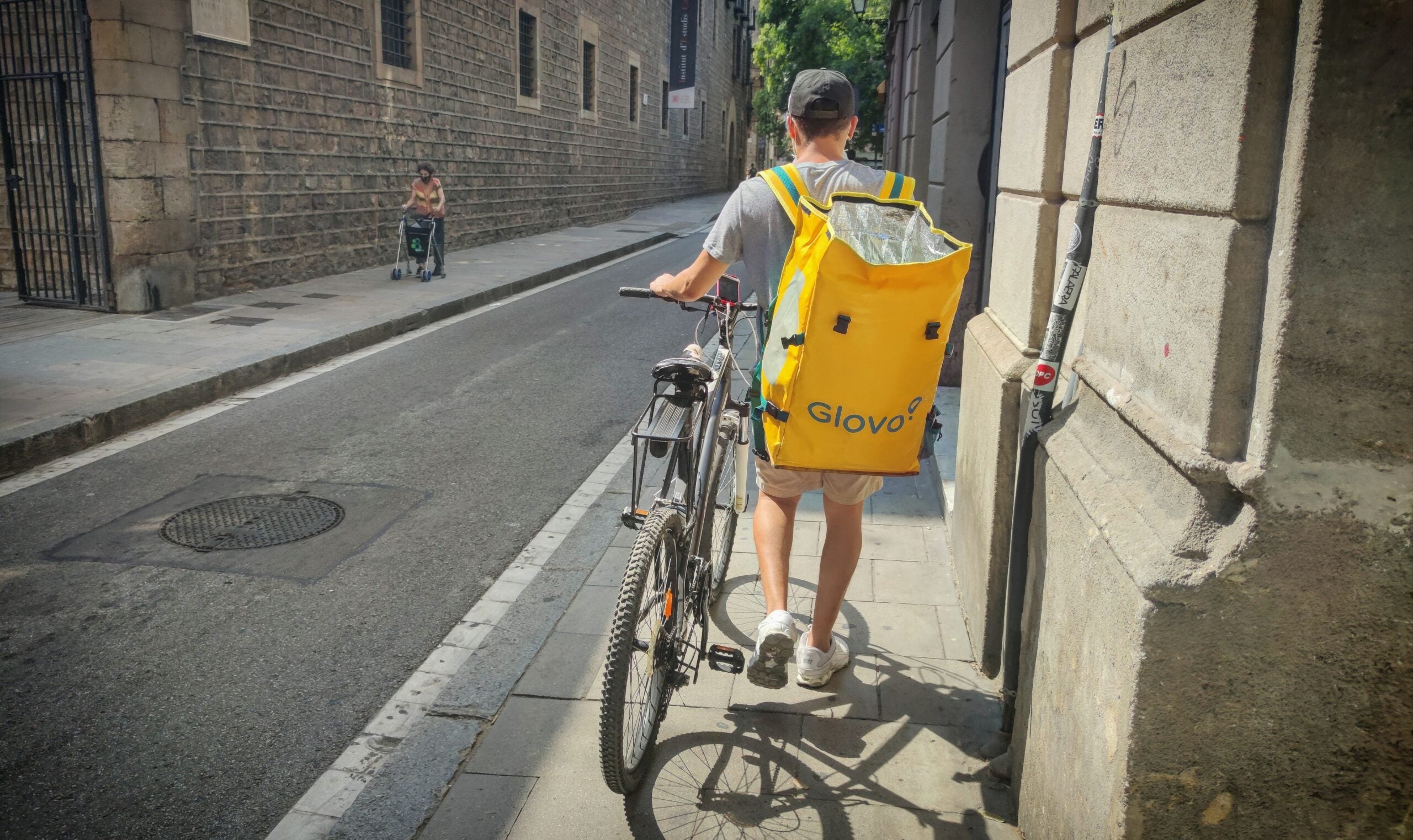 Un repartidor de Glovo, en una imatge d'arxiu, al Raval / D.C.