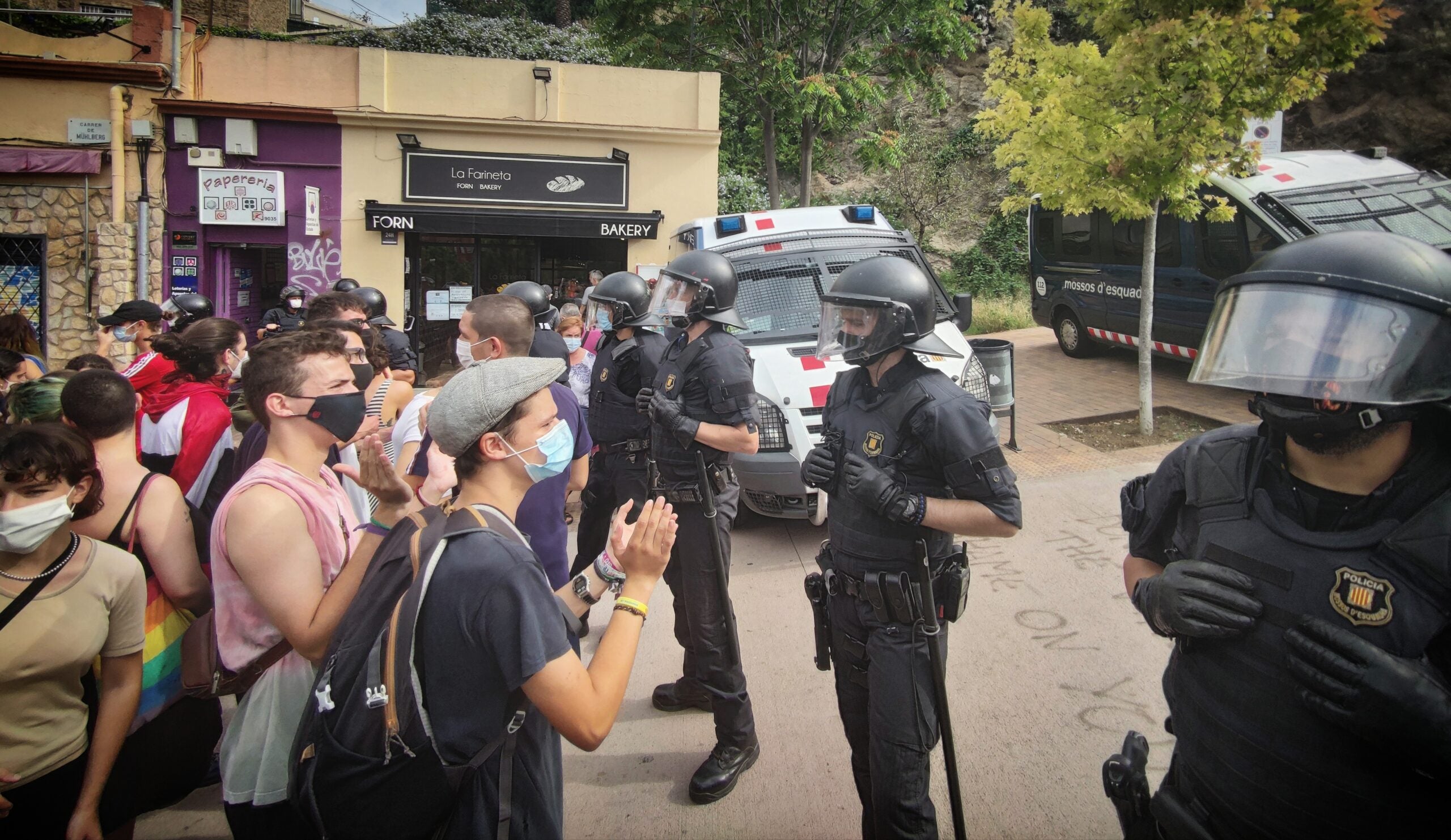 Imatge d'arxiu dels Mossos carregant en un desnonament / D.C.