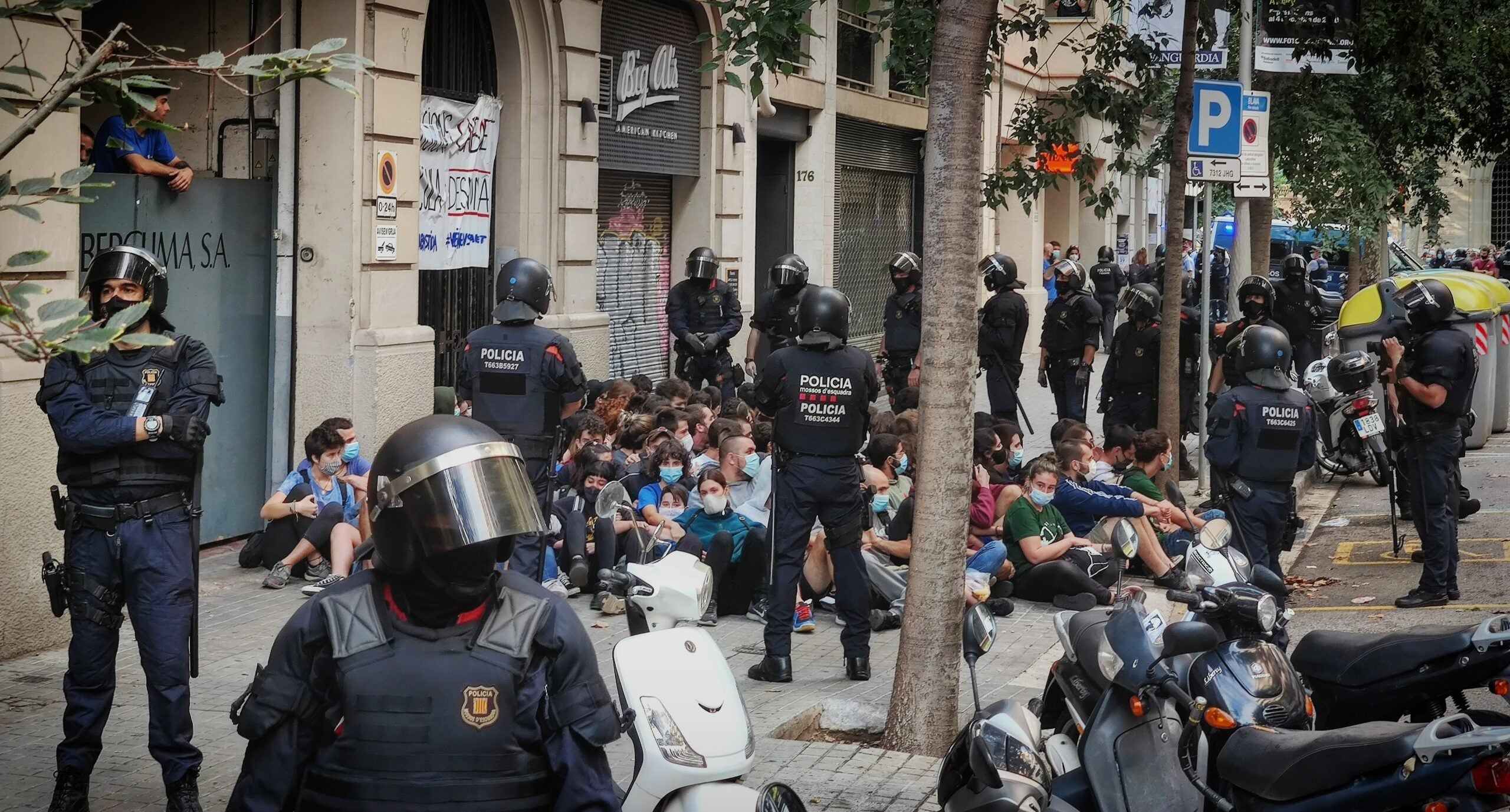 Antiavalots dels Mossos desallotgen els activistes que volen aturar un desnonament a l'Eixample / D.C. 