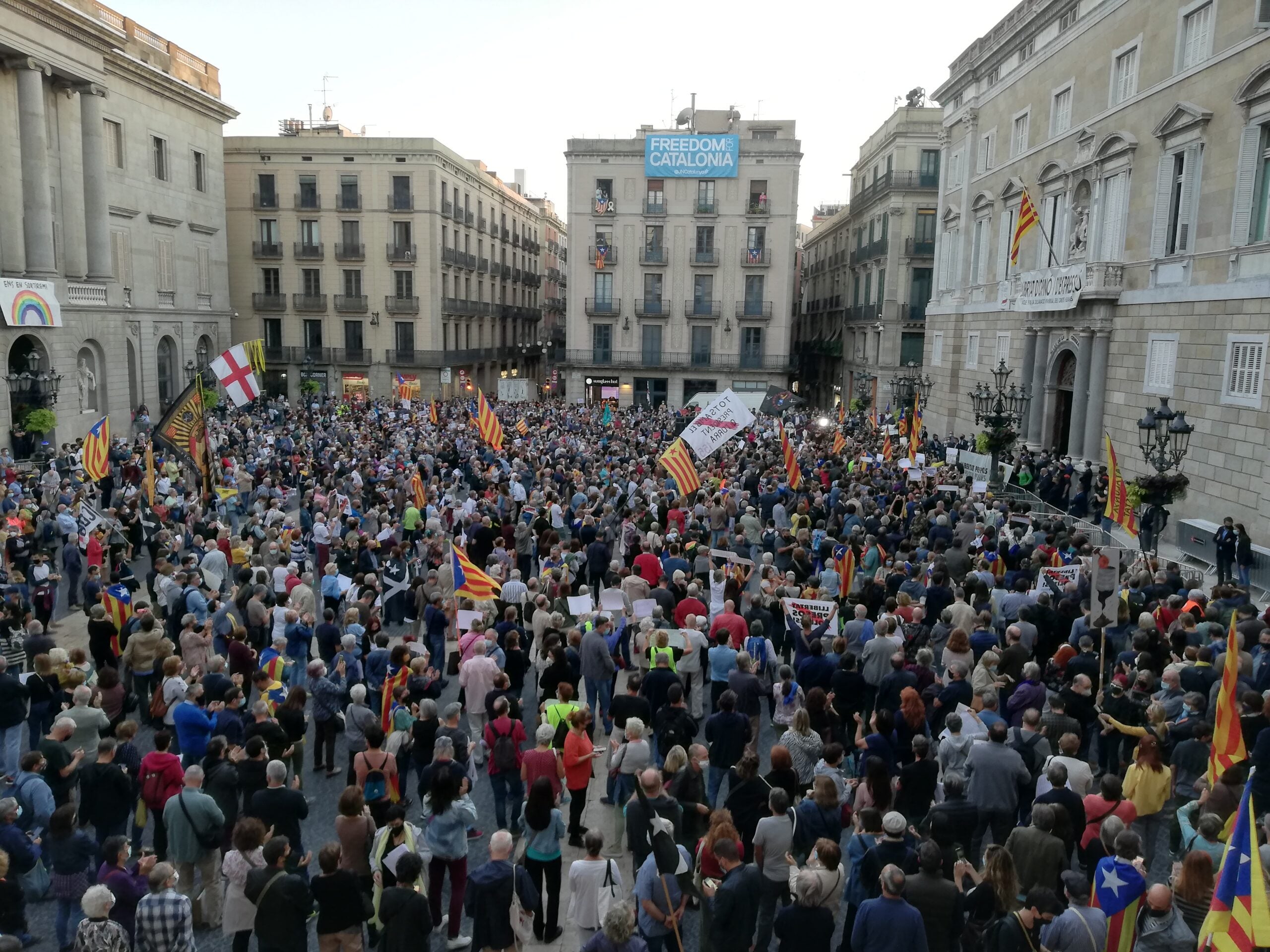 La plaça Sant Jaume, plena a vessar per acomiadar Quim Torra / Adrià Lizanda