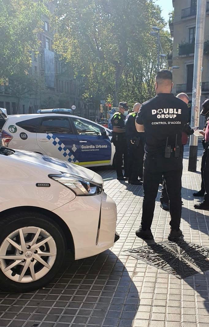 Agents de la Guàrdia Urbana i auxiliars de servei del mercat després de la detenció / Cedida