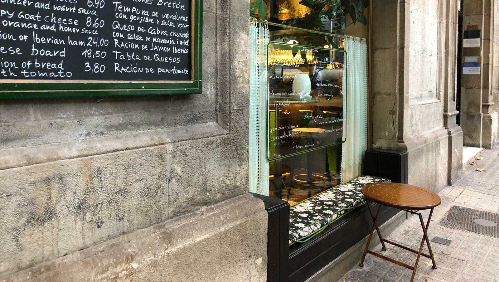 Semiterrassa a la façana del Dora Tapes i Bar / Ivet Núñez