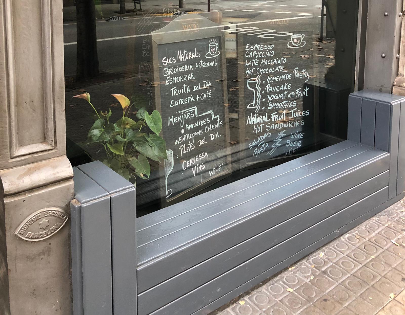 Banc afegit a la façana del bar Mixto / Ivet Núñez