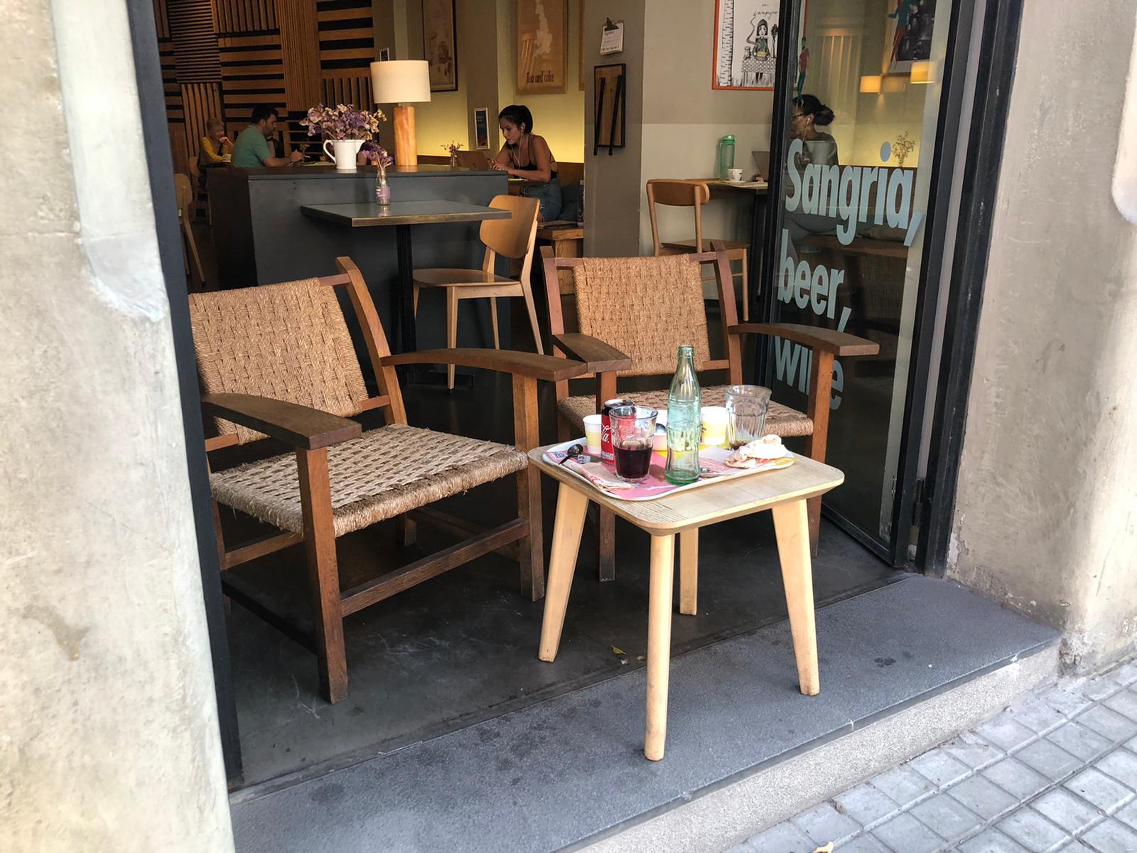 Semiterrassa a la façana del bar Buenas Migas, davant la Sagrada Família / Ivet Núñez