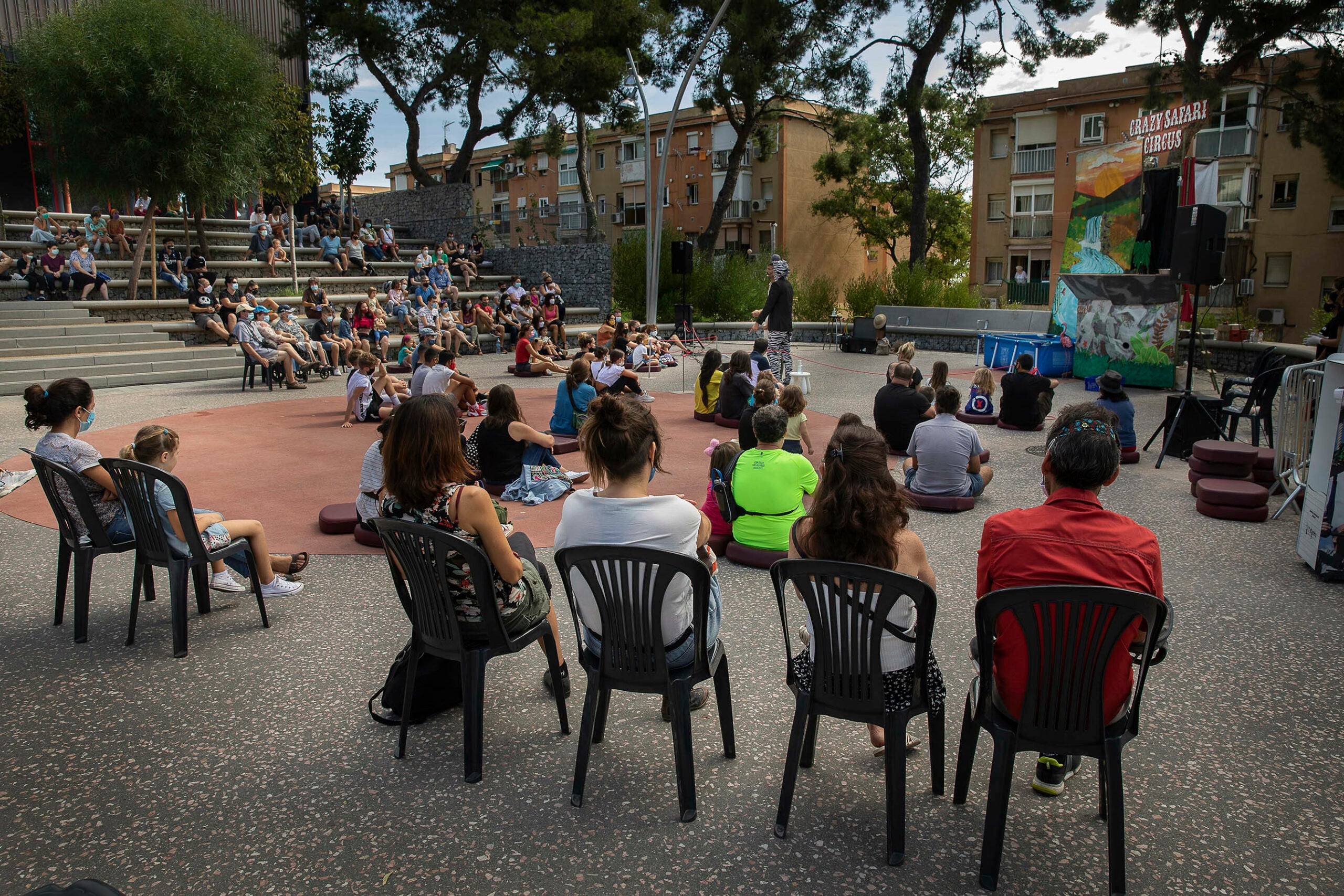 A l'Ateneu Popular 9 Barris es barrejaven les cadires, les graderies i els que seuen a terra / Jordi Play