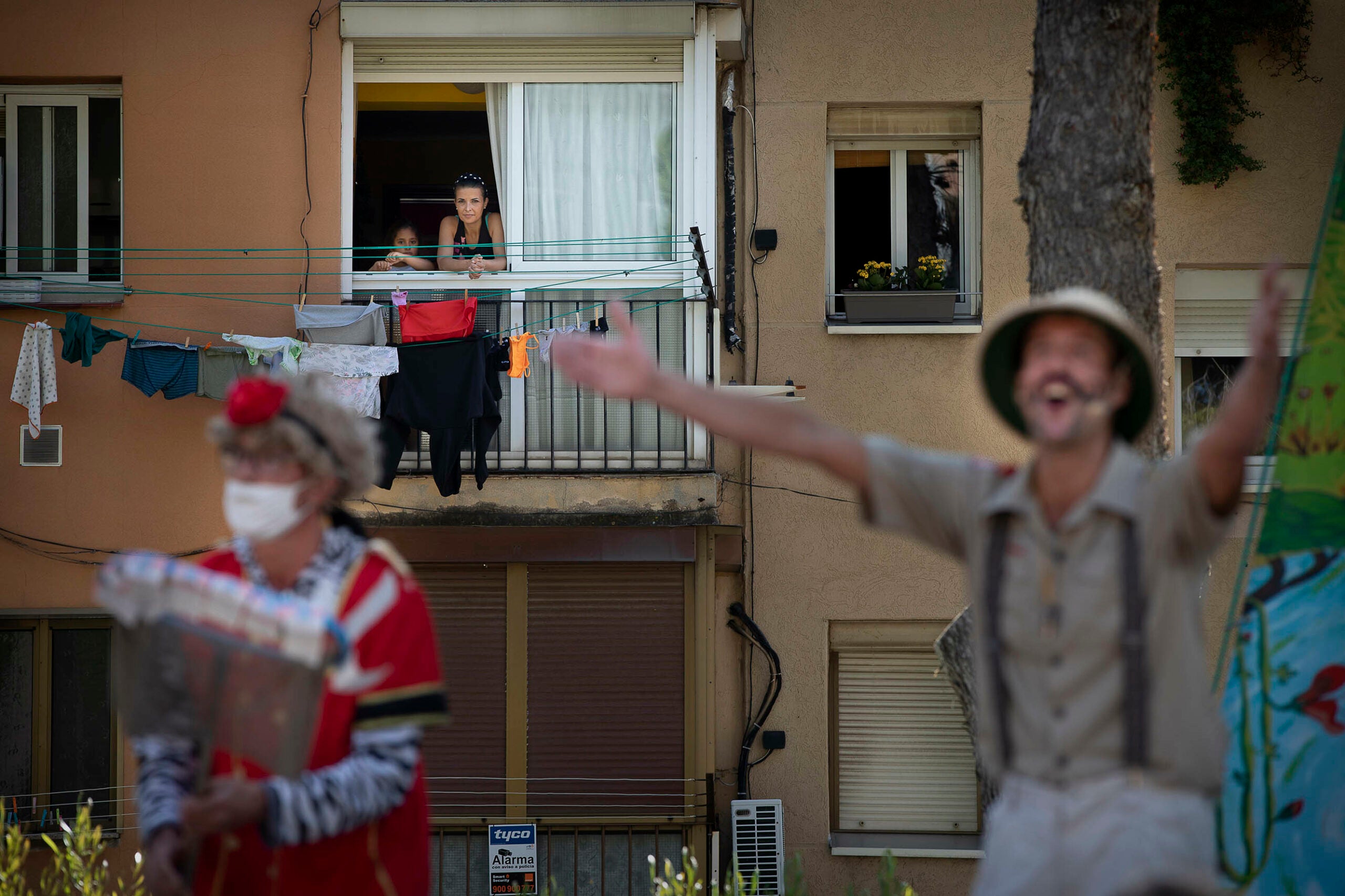 Els més afortunats podien veure l'espectacle a Roquetes des de la finestra de casa / Jordi Play