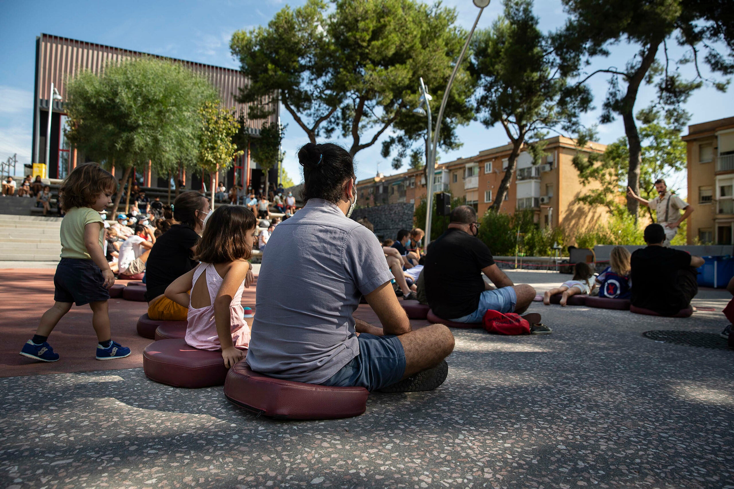 Entre pins i ciment, un circ ha arribat a Roquetes per la Mercè / Jordi Play