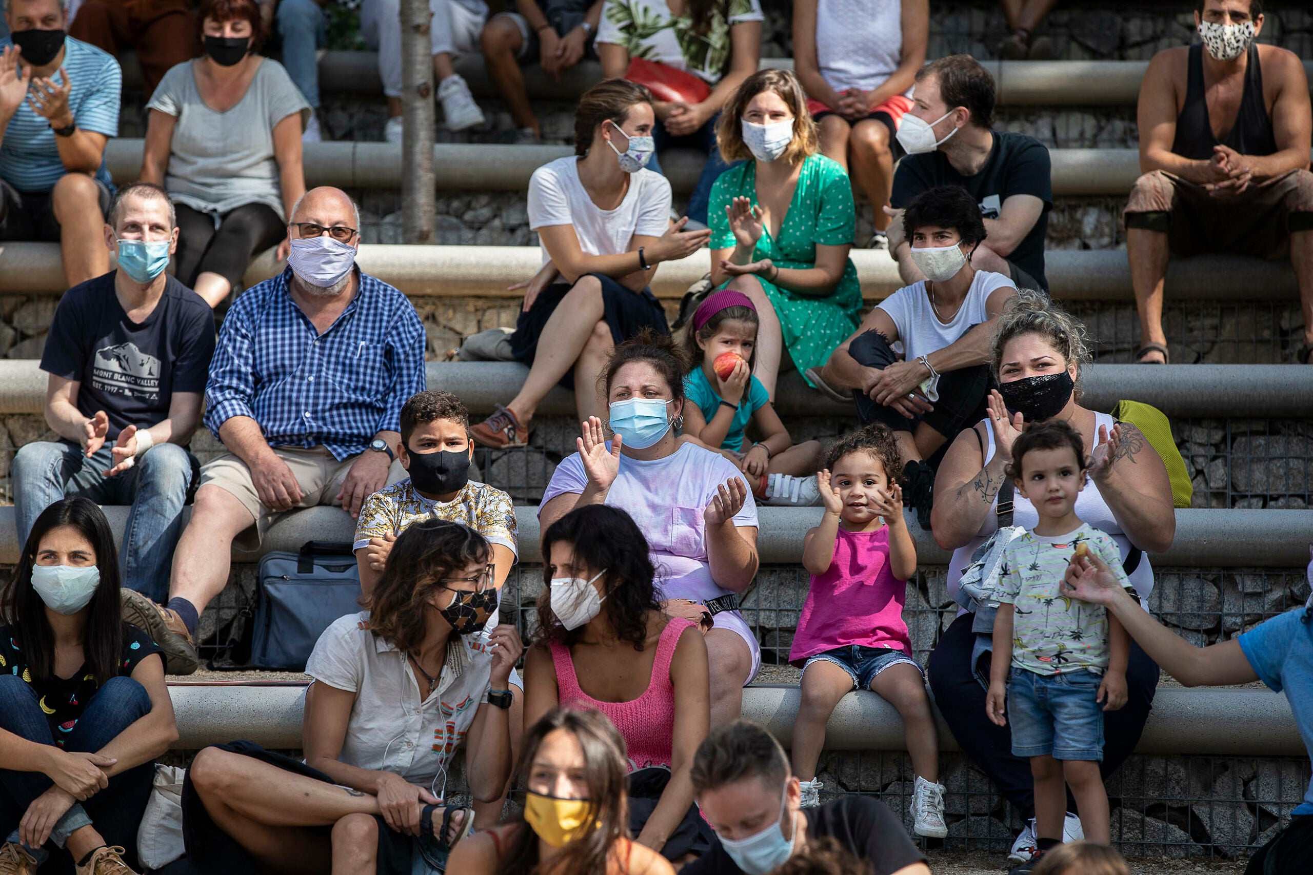 Famílies en grup han gaudit avui d'una mica de fantasia a peu de carrer, a Roquetes, tot i que no sempre amb mascareta / Jordi Play