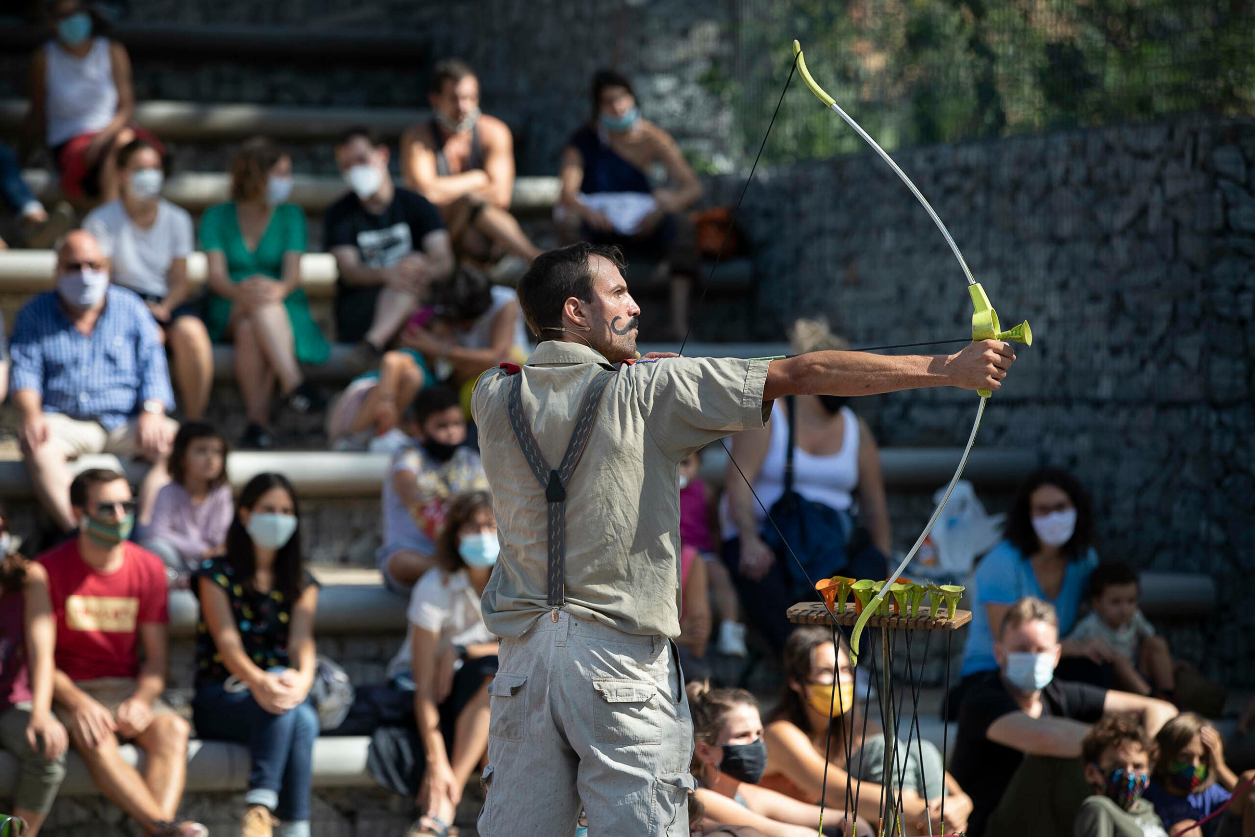 Un artista de Les Dessous durant l'espectacle 'Crazy Safari Circus' avui a Roquetes / Jordi Play