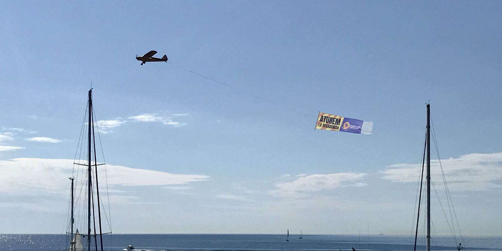 L'avioneta de SCC volant per sobre les platges de Barcelona / Quico Sallés