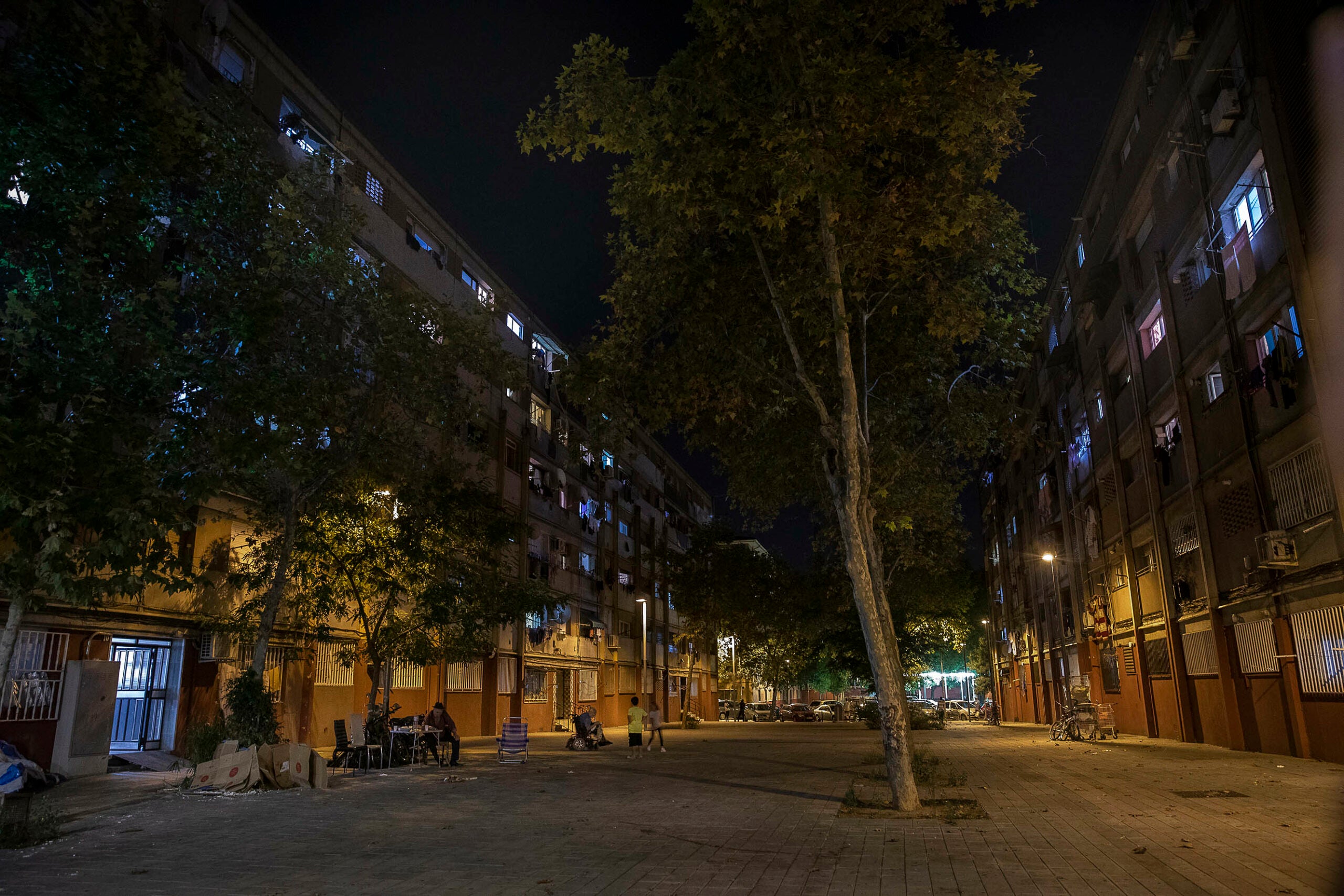 Un carrer del barri del Besòs pràcticament a les fosques / Jordi Play