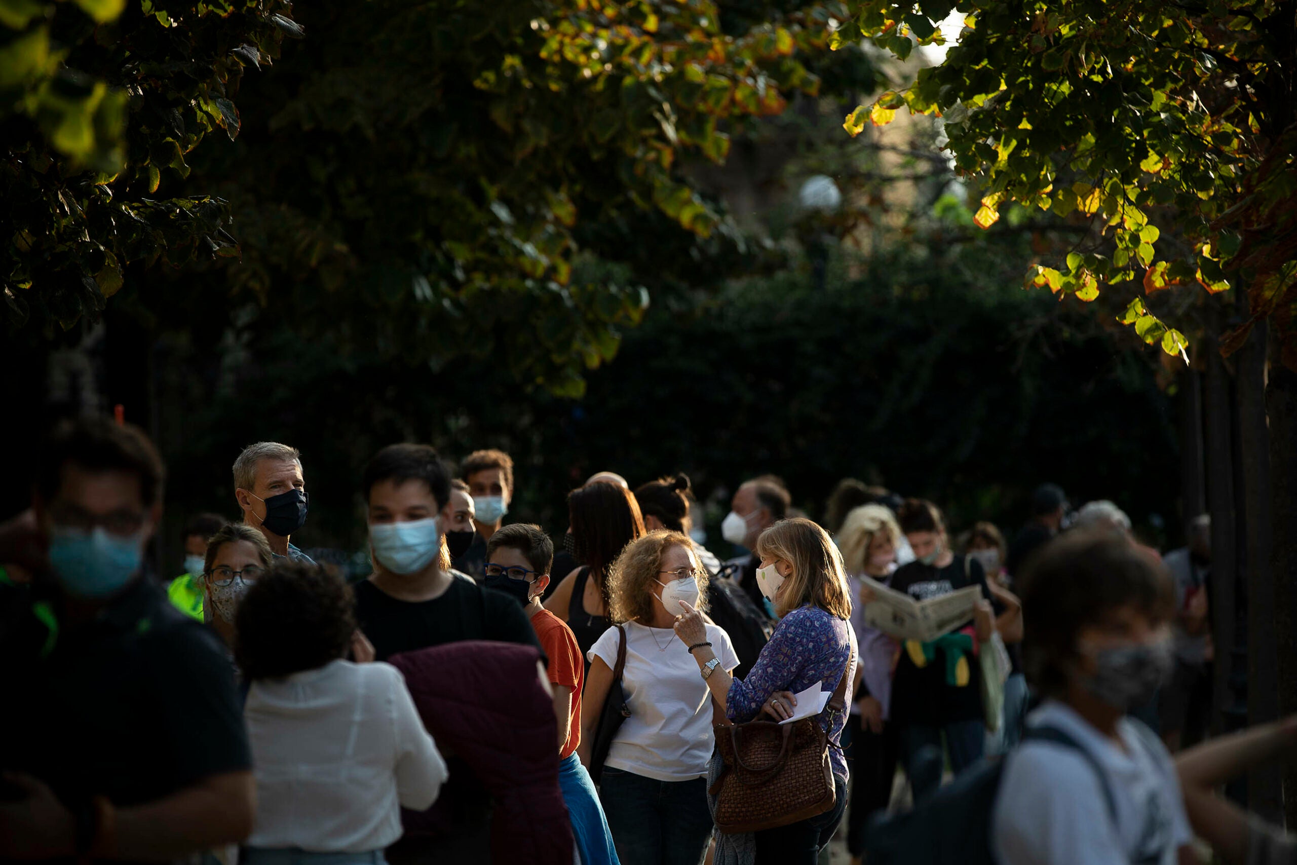 Espectadors fan temps abans que comenci l'espectacle / Jordi Play