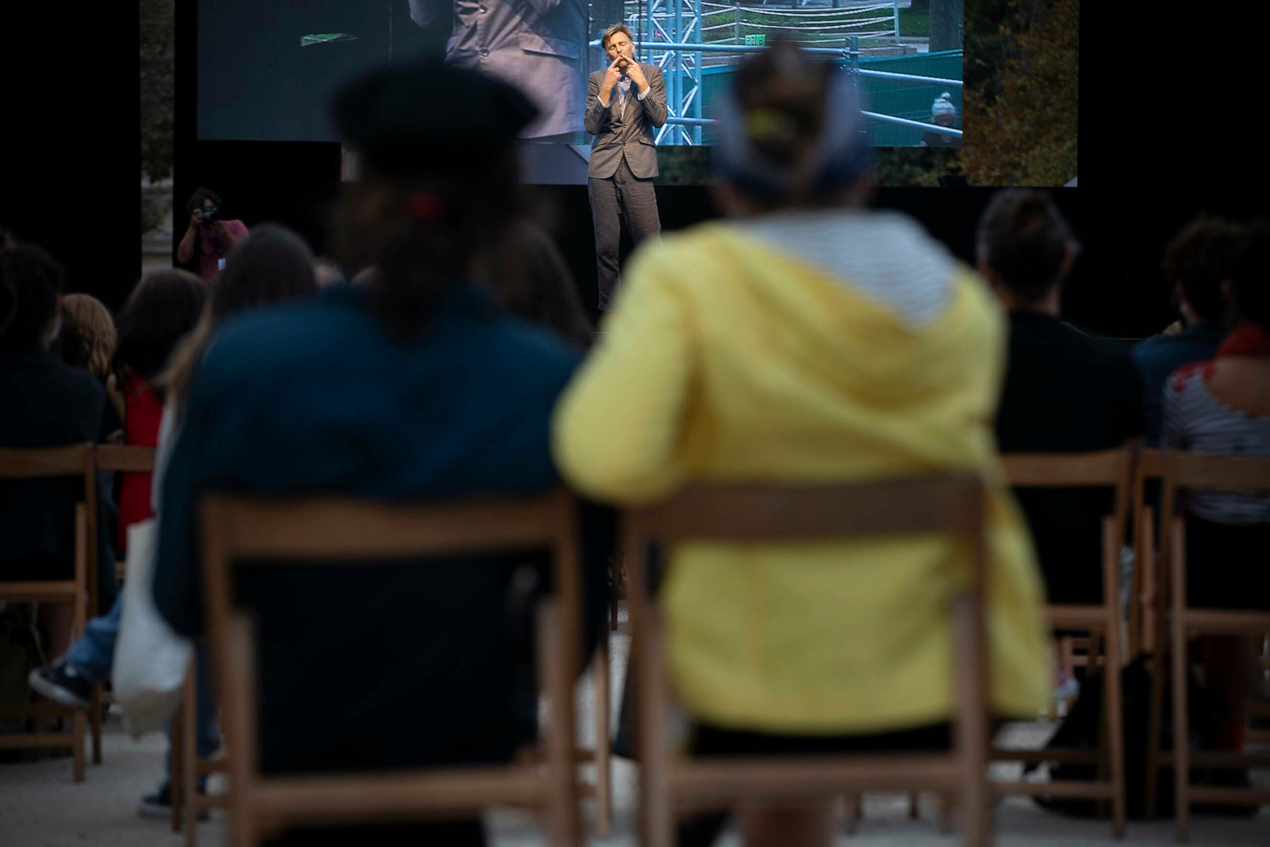 Una parella contempla l'espectacle 'Nautilus' de Trygve Wakenshaw / Jordi Play
