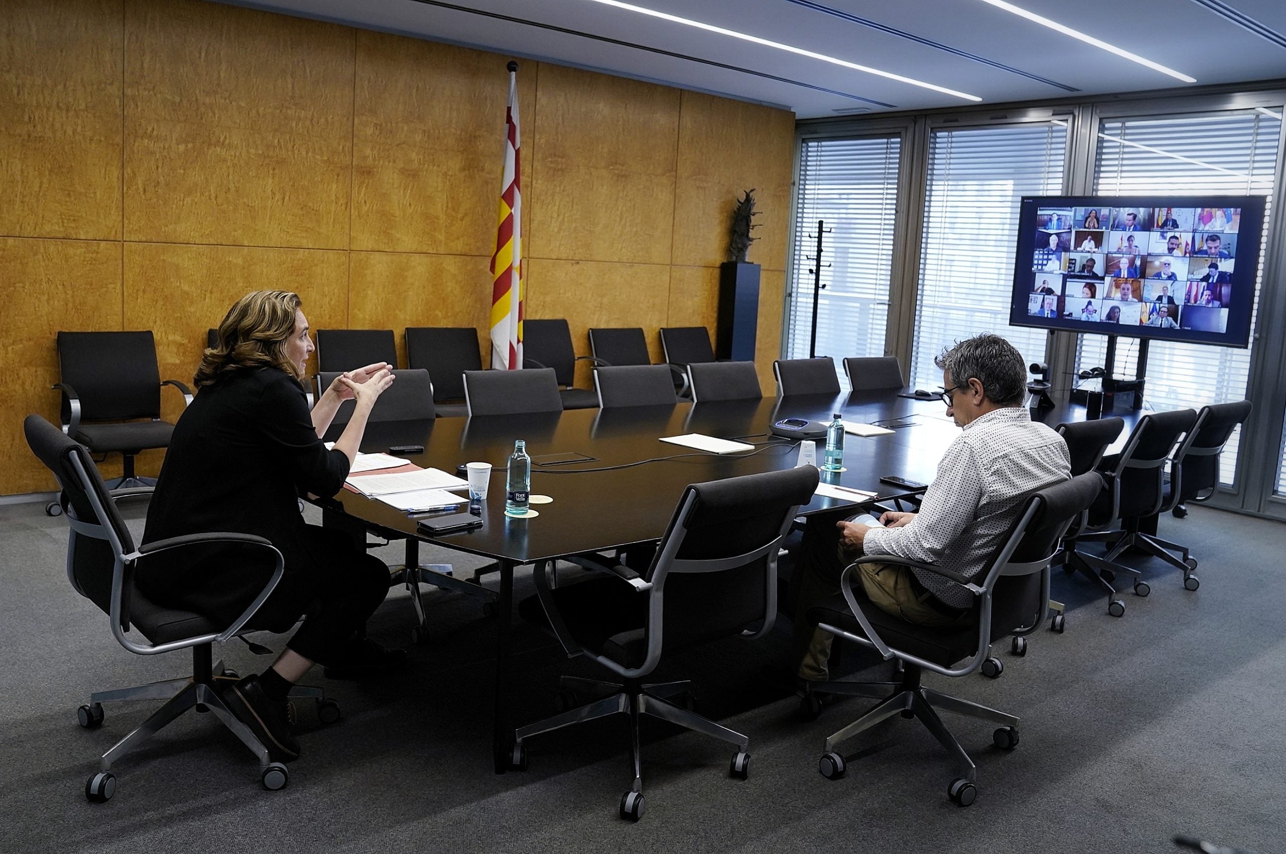 Ada Colau i el regidor de Pressupostos, Jordi Martí, en la reunió telemàtica amb alcaldes de tot l'estat sobre el superàvit / Ajuntament de Barcelona