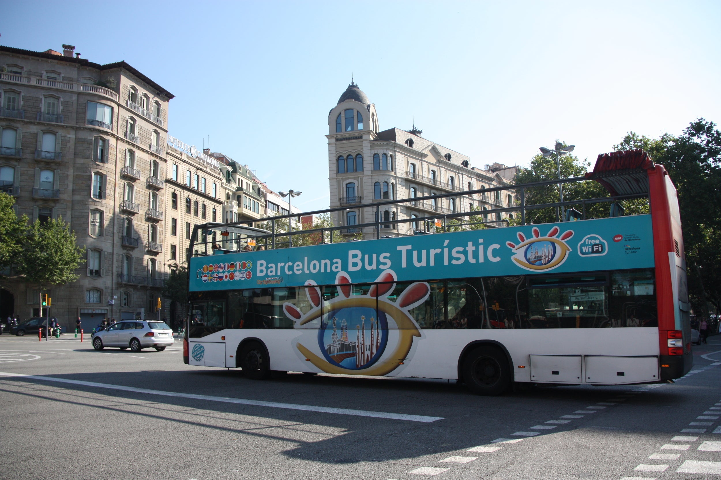 Un bus turístic de la ciutat de Barcelona al seu pas per la Diagonal / ACN