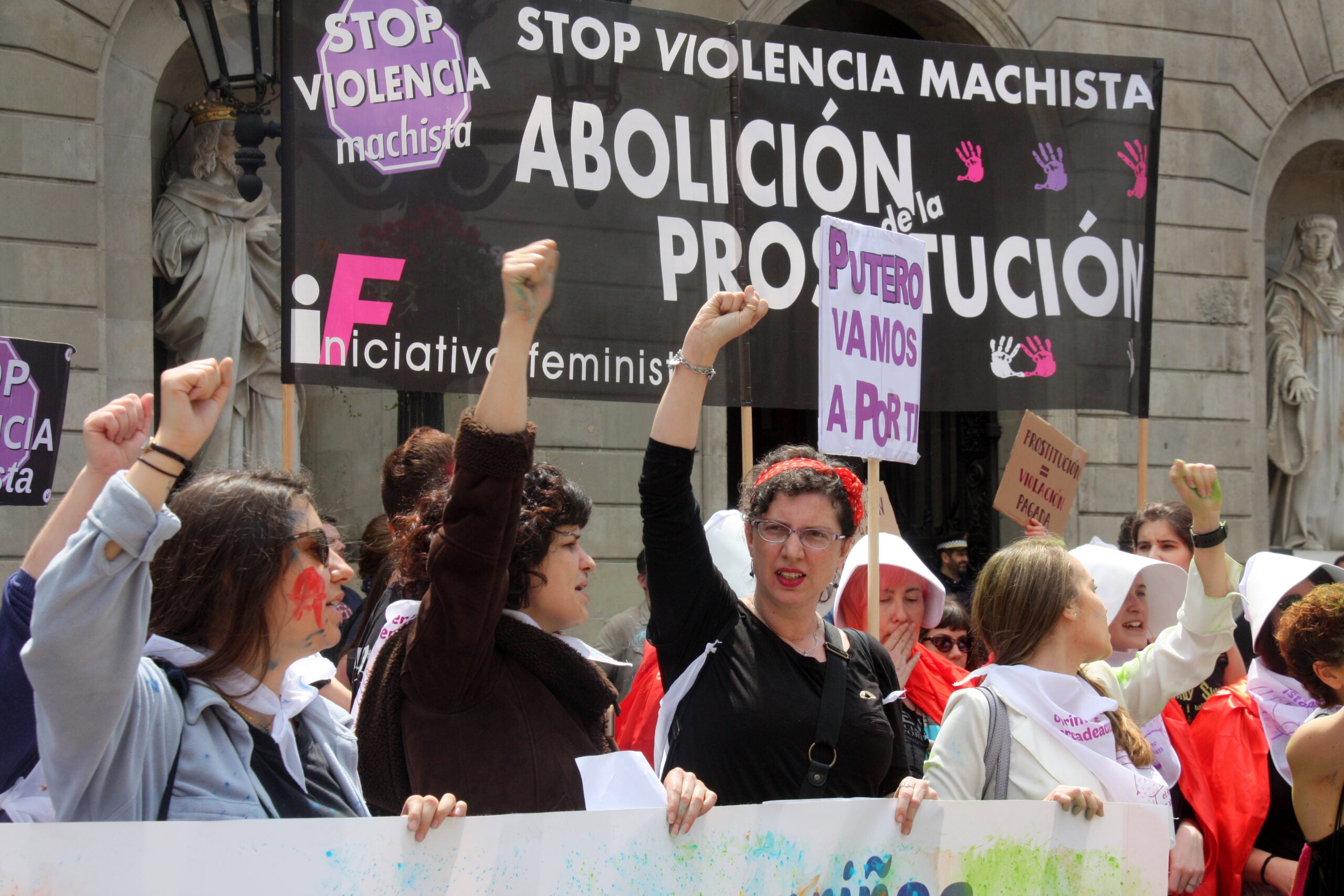 Manifestants a favor de la llei d'abolició de prostitució a la Plaça Sant Jaume / ACN