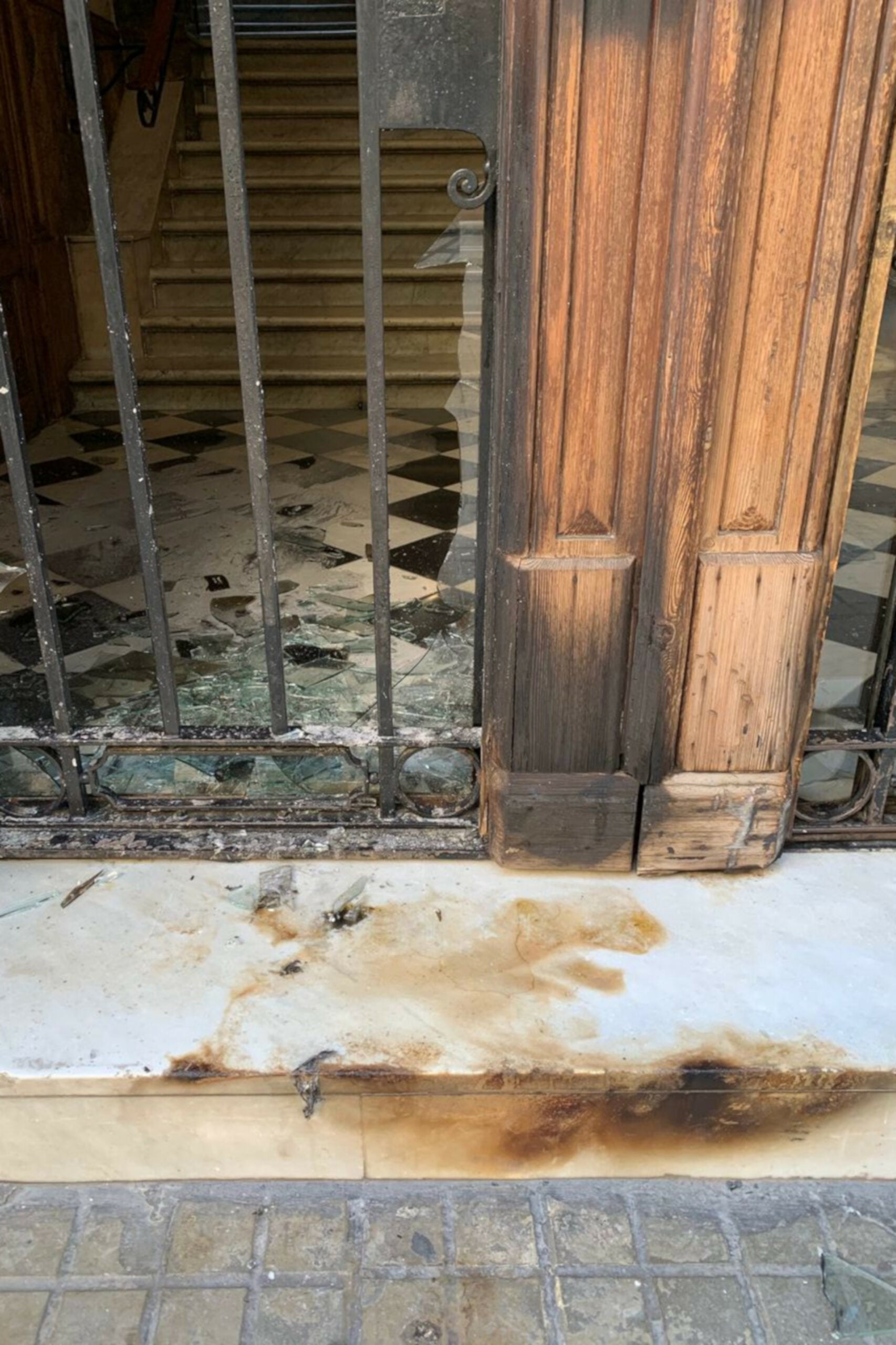 Vidres trencats i restes de l'incendi a la seu d'Òmnium / Òmnium