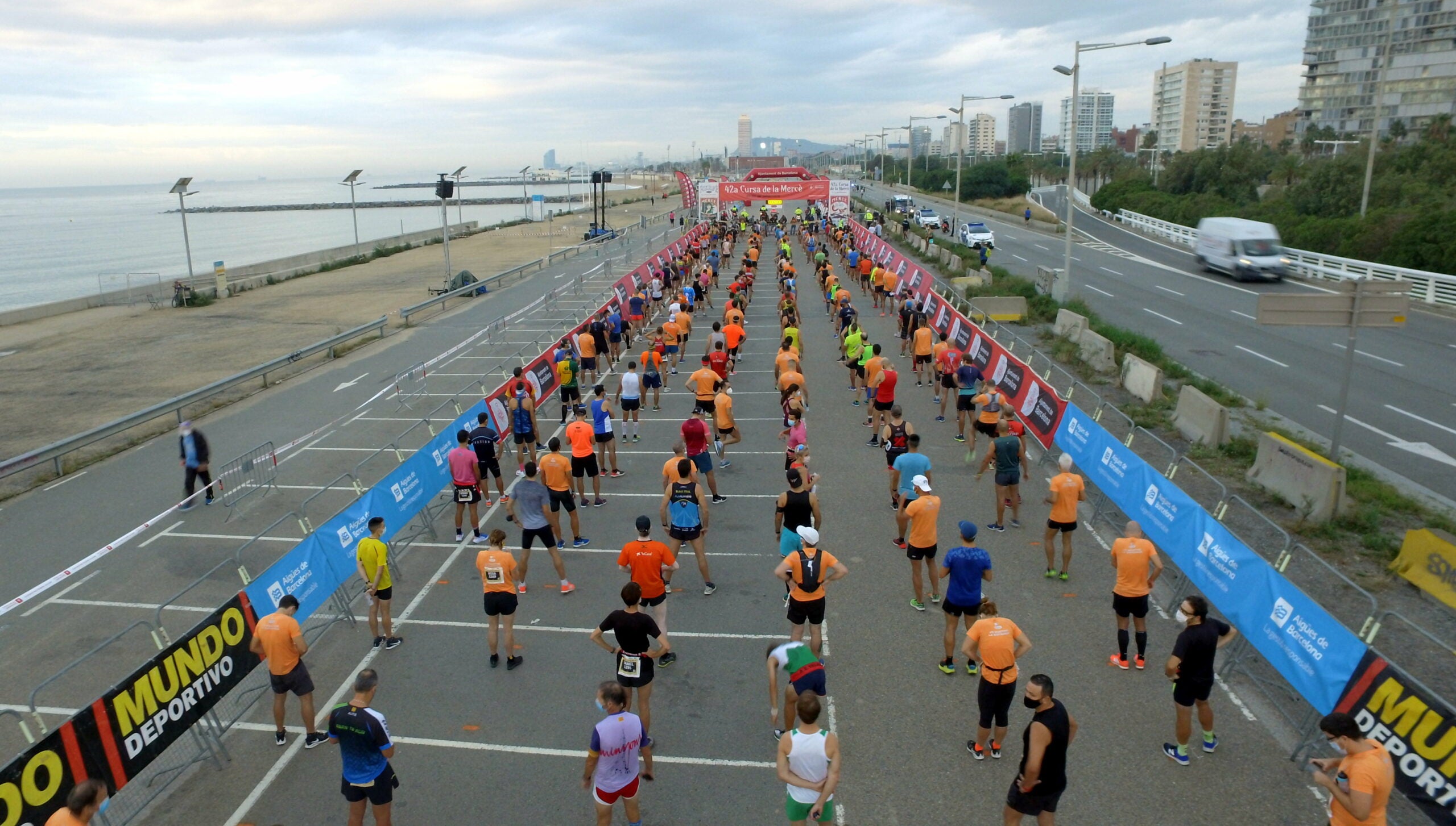 Els corredors de la Mercè 2020 separats i preparats per la sortida / ACN
