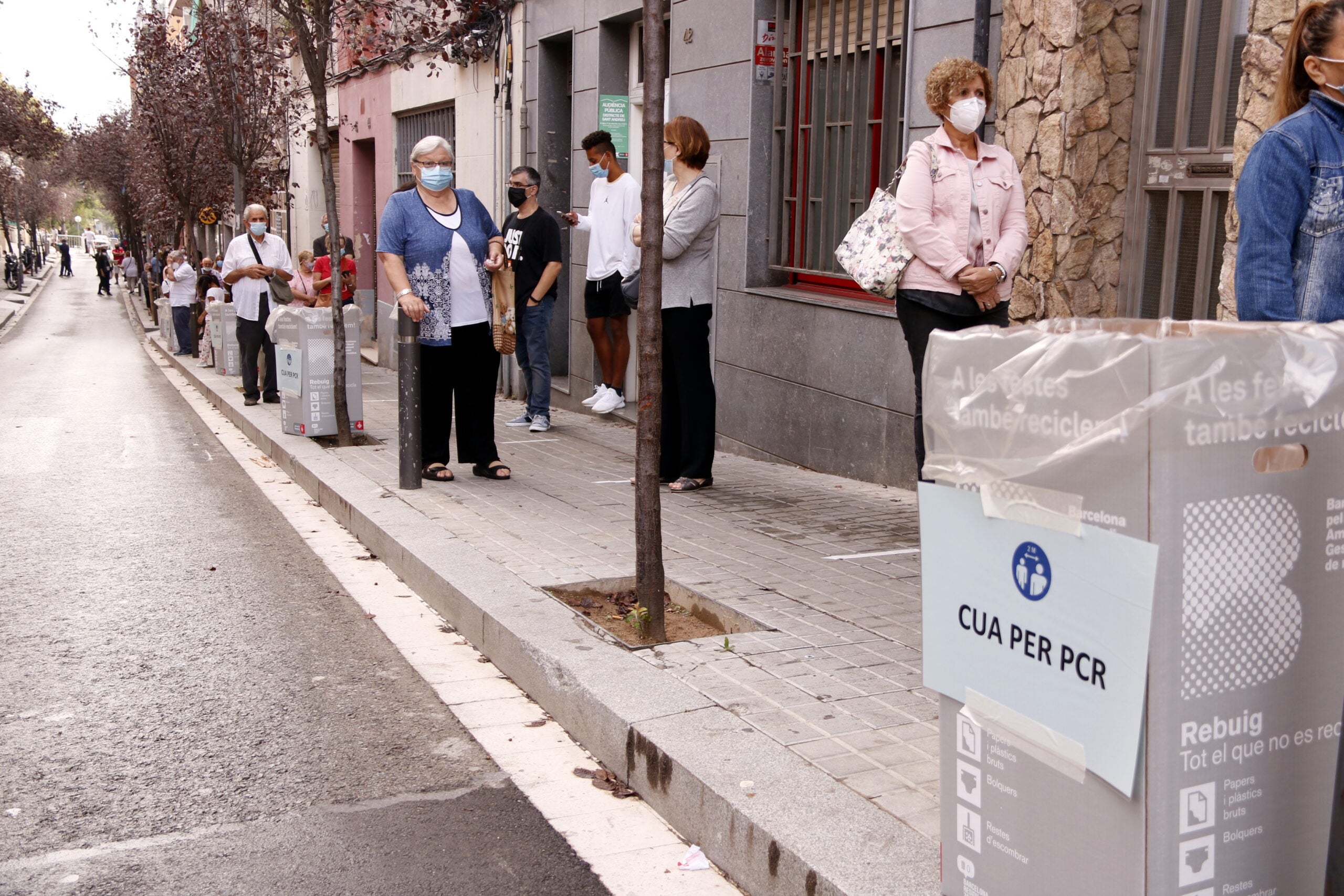 Cua de gent esperant per fer-se una prova de detecció de la Covid / ACN