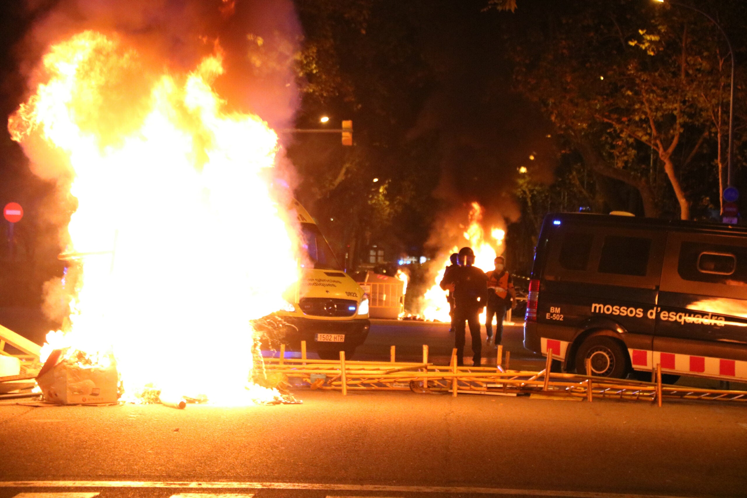 Mossos d'Esquadra entre contenidors cremats a les protestes per la inhabilitació de Quim Torra / ACN