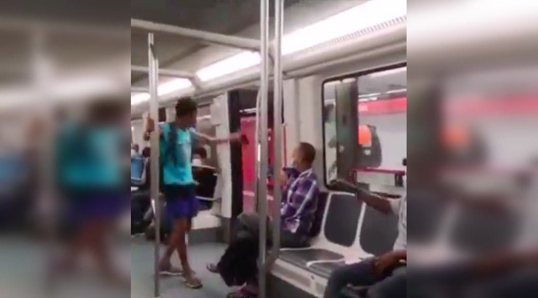 Captura de pantalla del vídeo que mostra l'escena d'un home sense mascareta al metro / Helpers