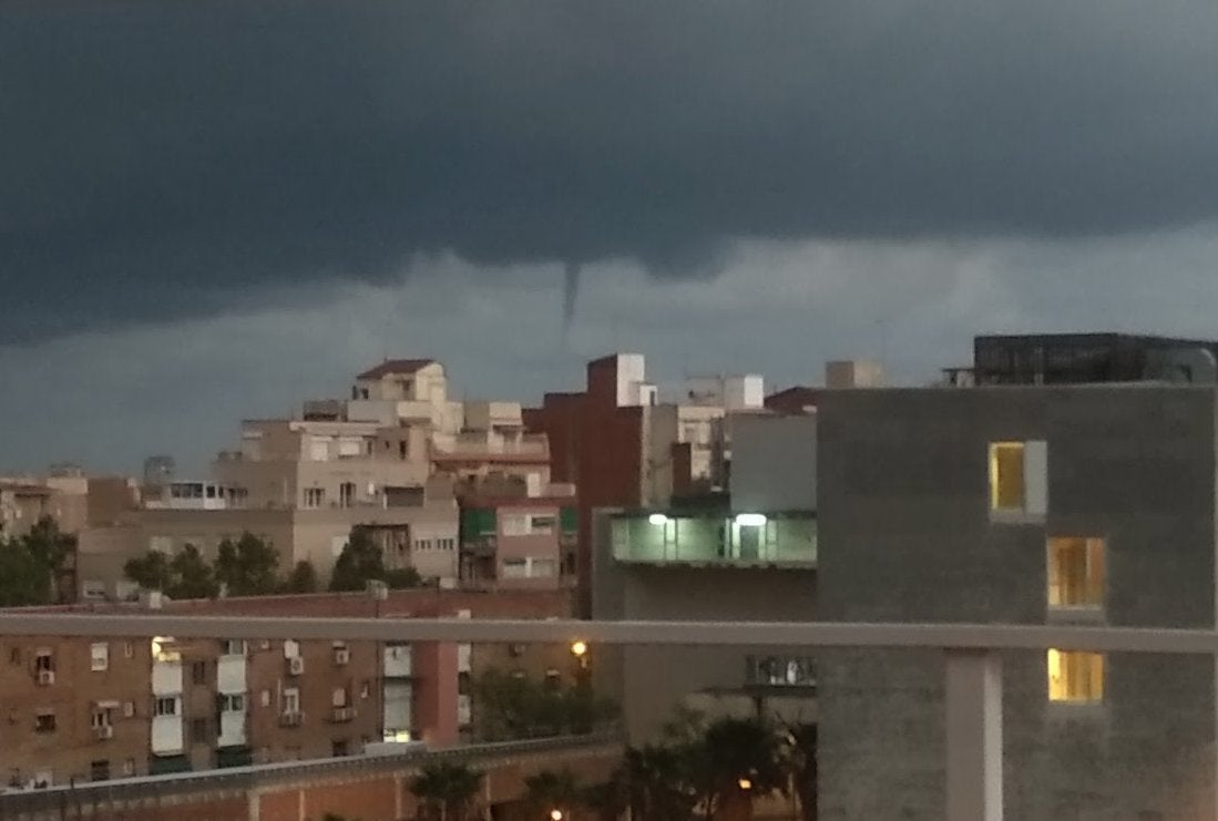 El temporal ha creat una mànega d'aigua que s'ha pogut veure des de Barcelona / Twitter