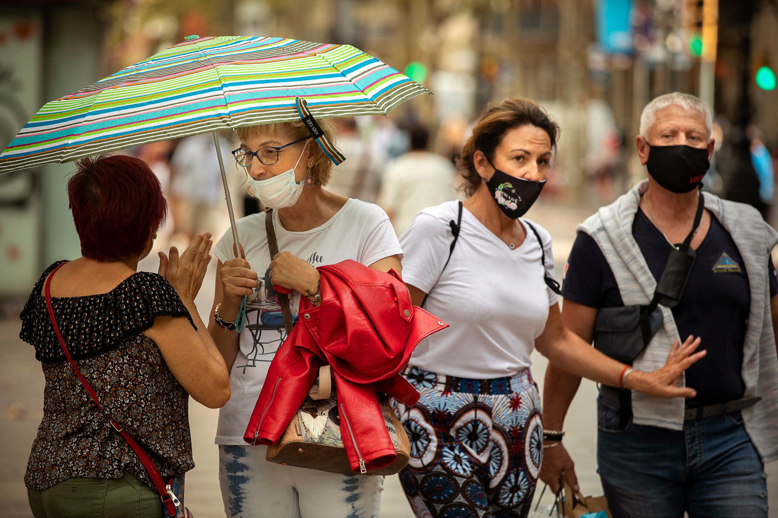 Gent amb mascareta a la ciutat de Barcelona. Les Rambles, plaça Catalunya i Fontanella / Jordi Play