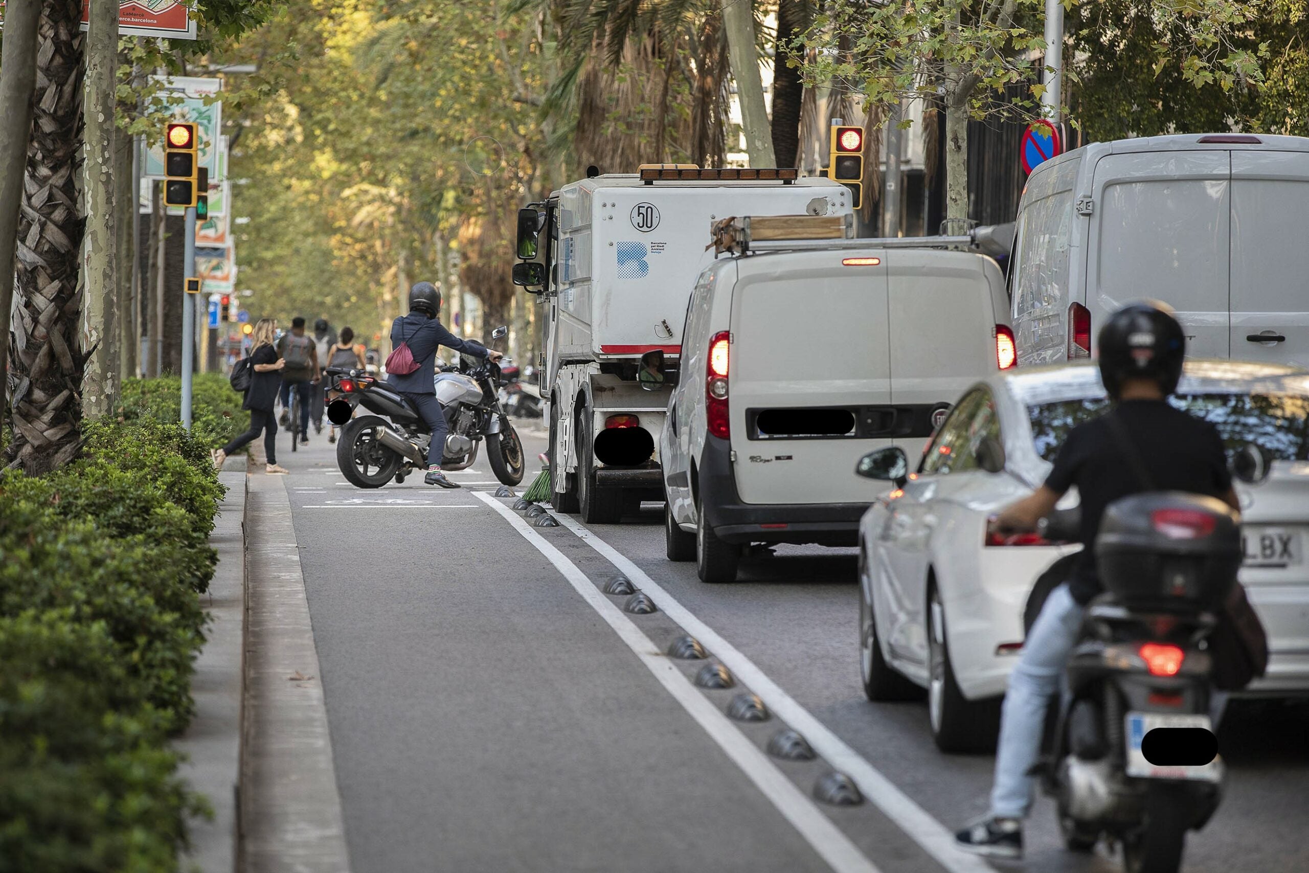 Una moto ocupa el carril bici a l'avinguda Diagonal / Jordi Play