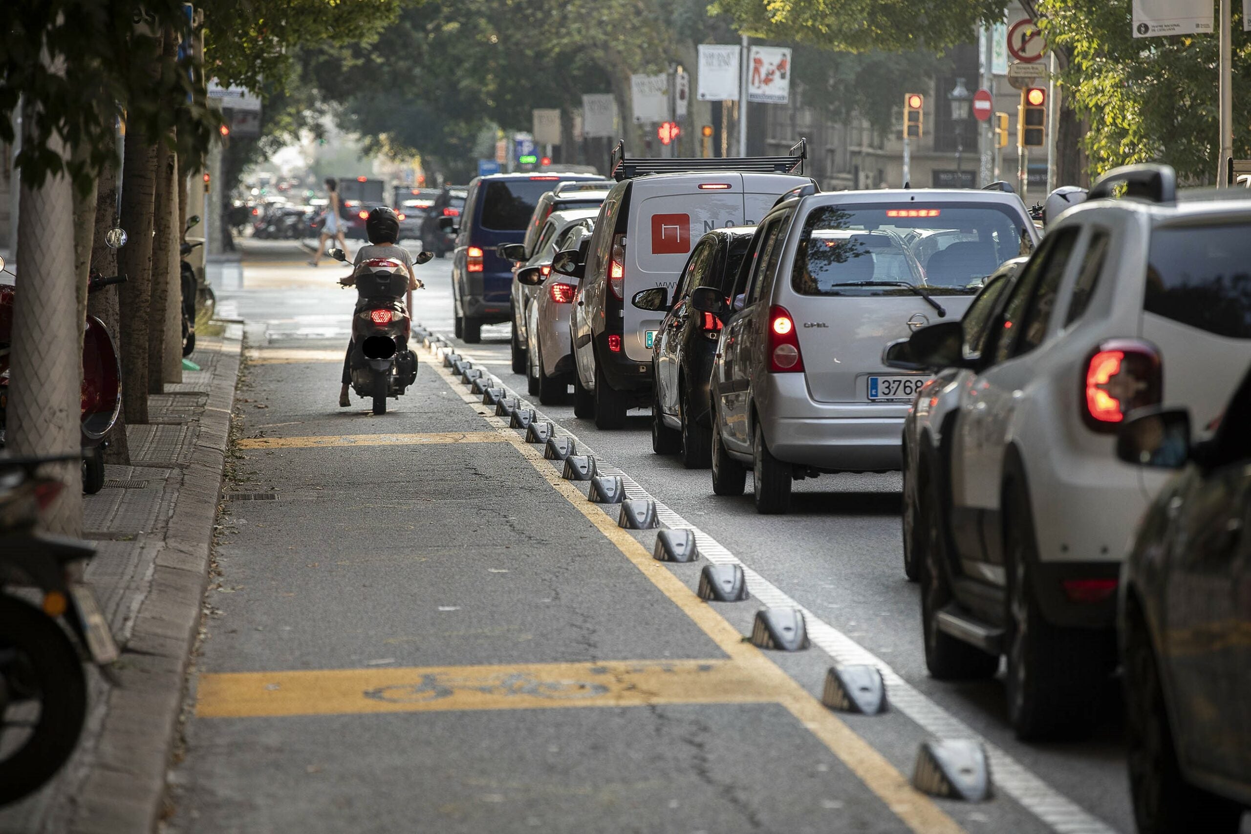 Una moto ocupa el carril bici a Barcelona, en imatge d'arxiu / Jordi Play