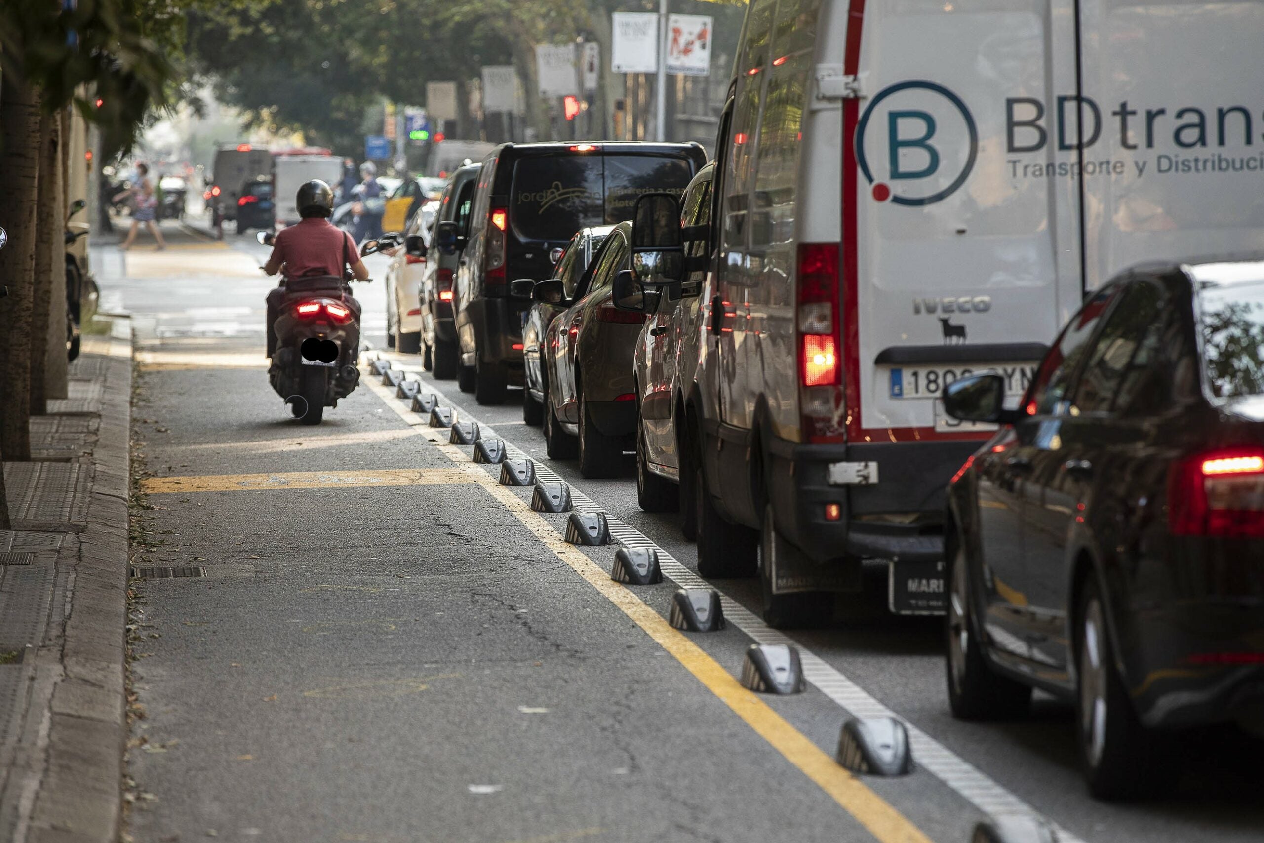 Una moto circula de forma irregular pel carril bici / Jordi Play