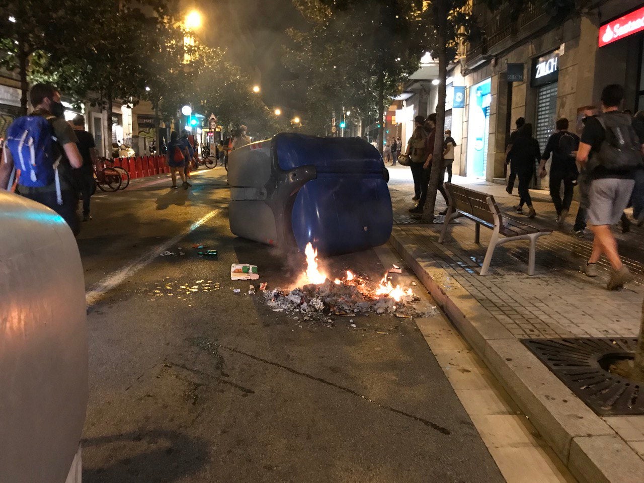 Contenidor bolcat i una petita foguera en acabar la manifestació dels CDR per la Diada / Quico Sallés