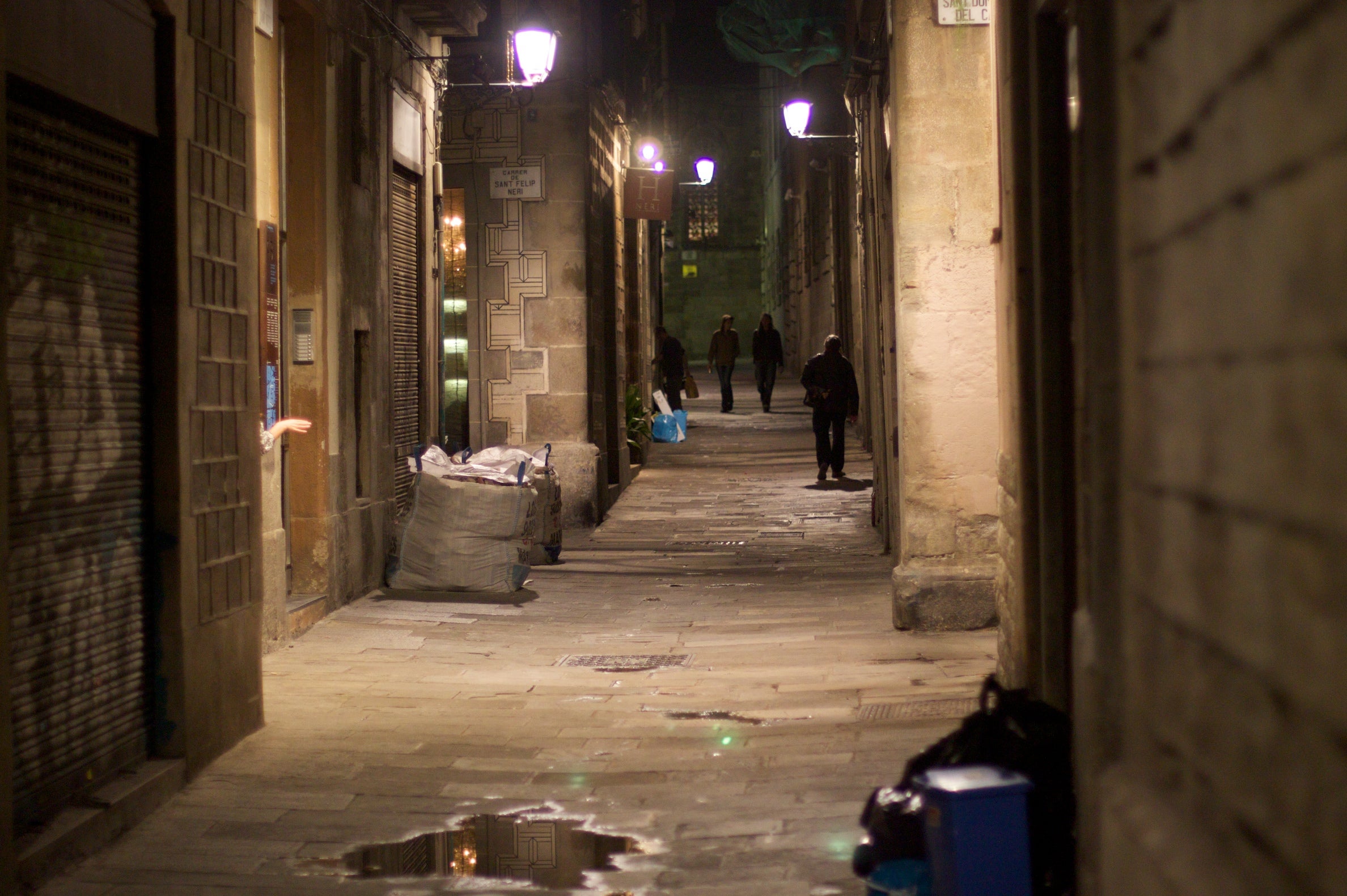 Imatge de recurs d'un carrer barceloní, de nit / PxHere