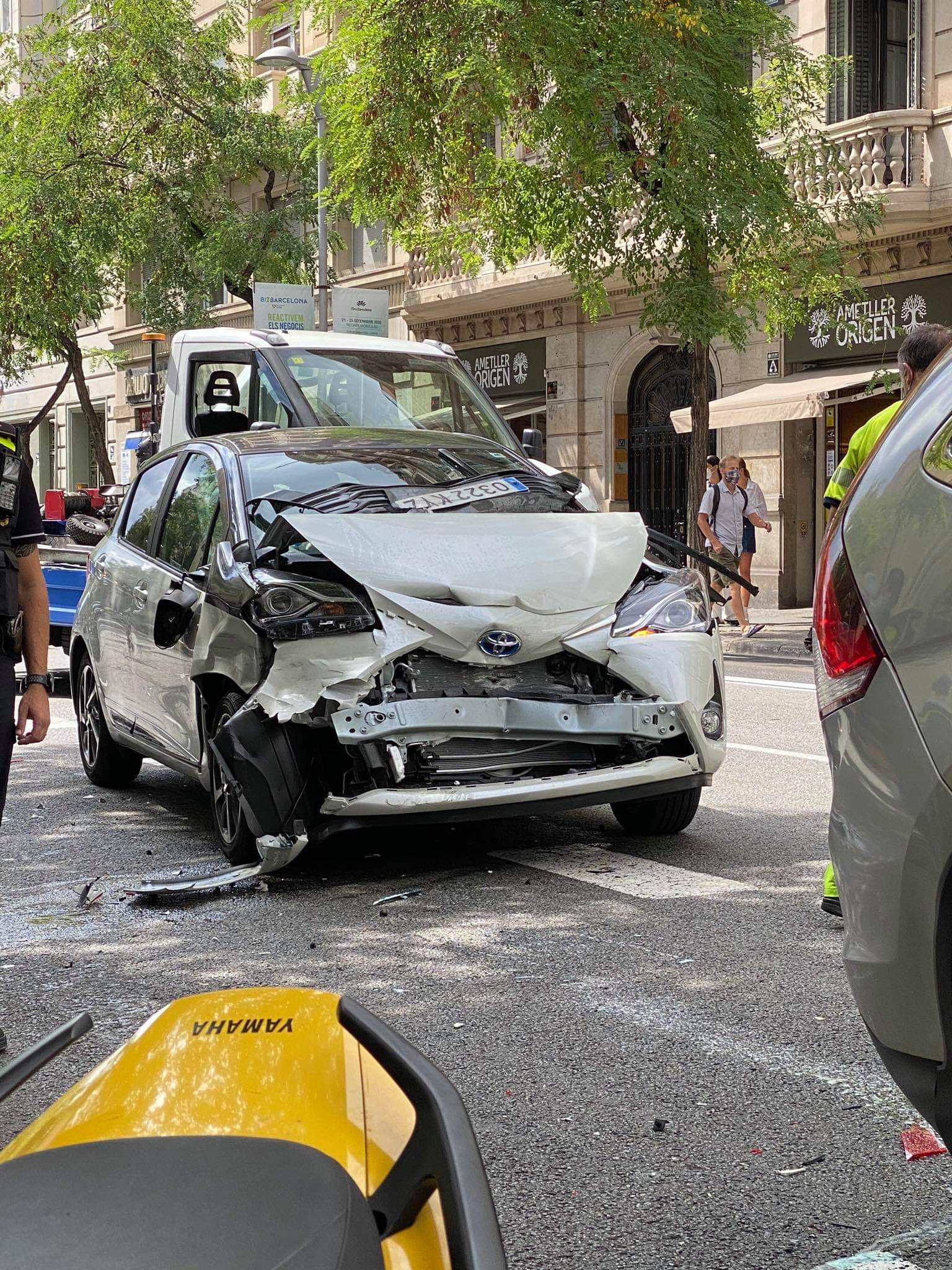 Així ha quedat el cotxe presumptament causant d'un xoc múltiple a Balmes / Anti-radar Catalunya