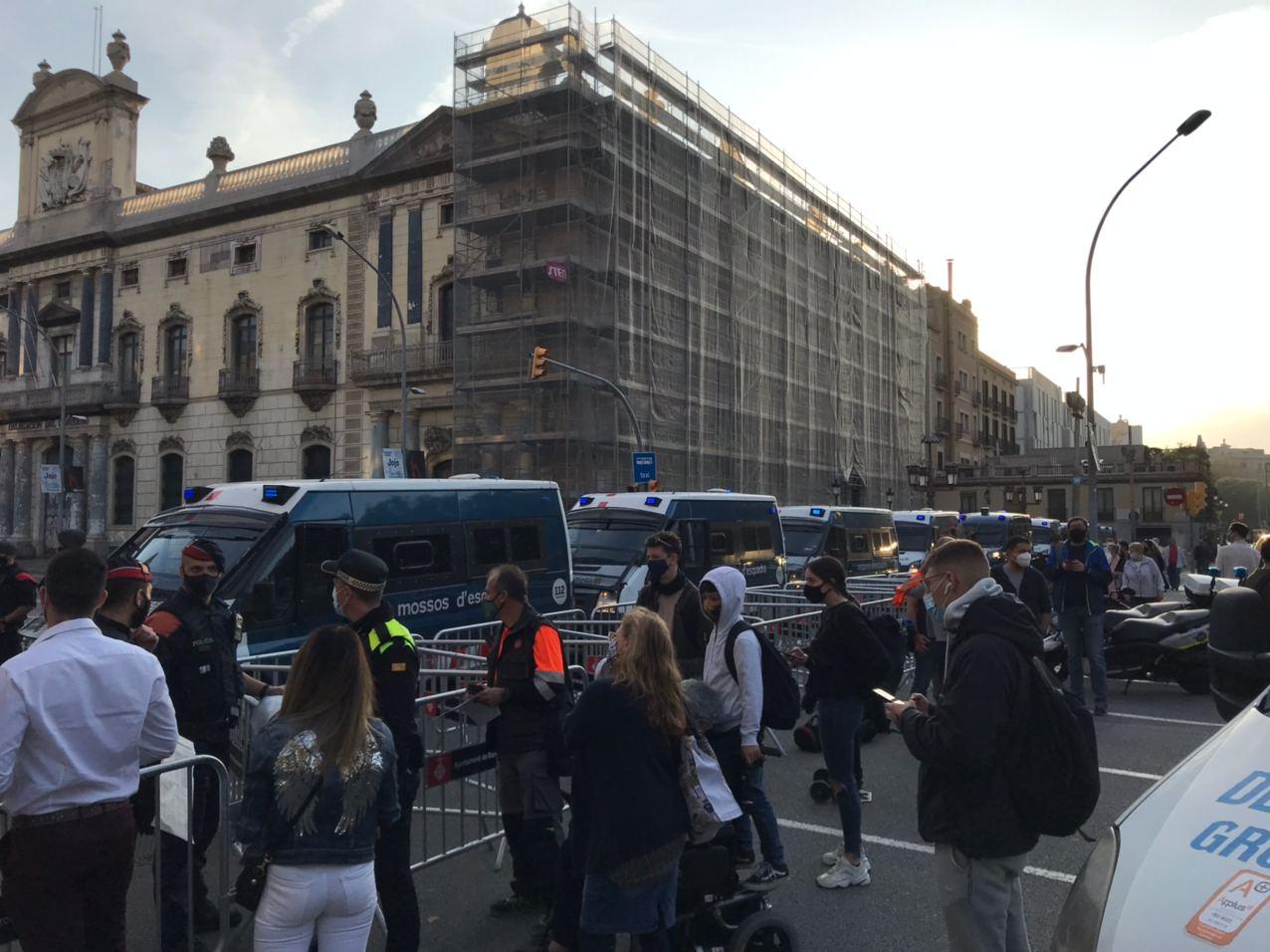 Espectacular desplegament policial dels Mossos i la Policia Nacional per la visita de Felip VI / QS