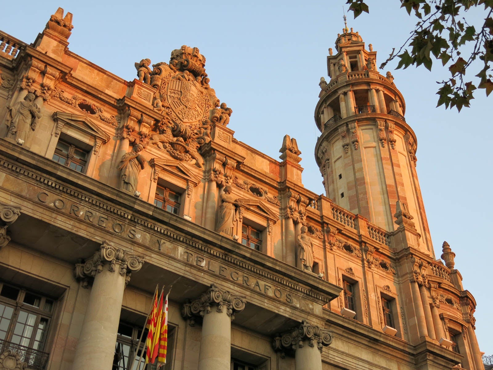 Veïns i empreses tenen visions contraposades pel futur de l'edifici de Correus de Via Laietana / Enfo