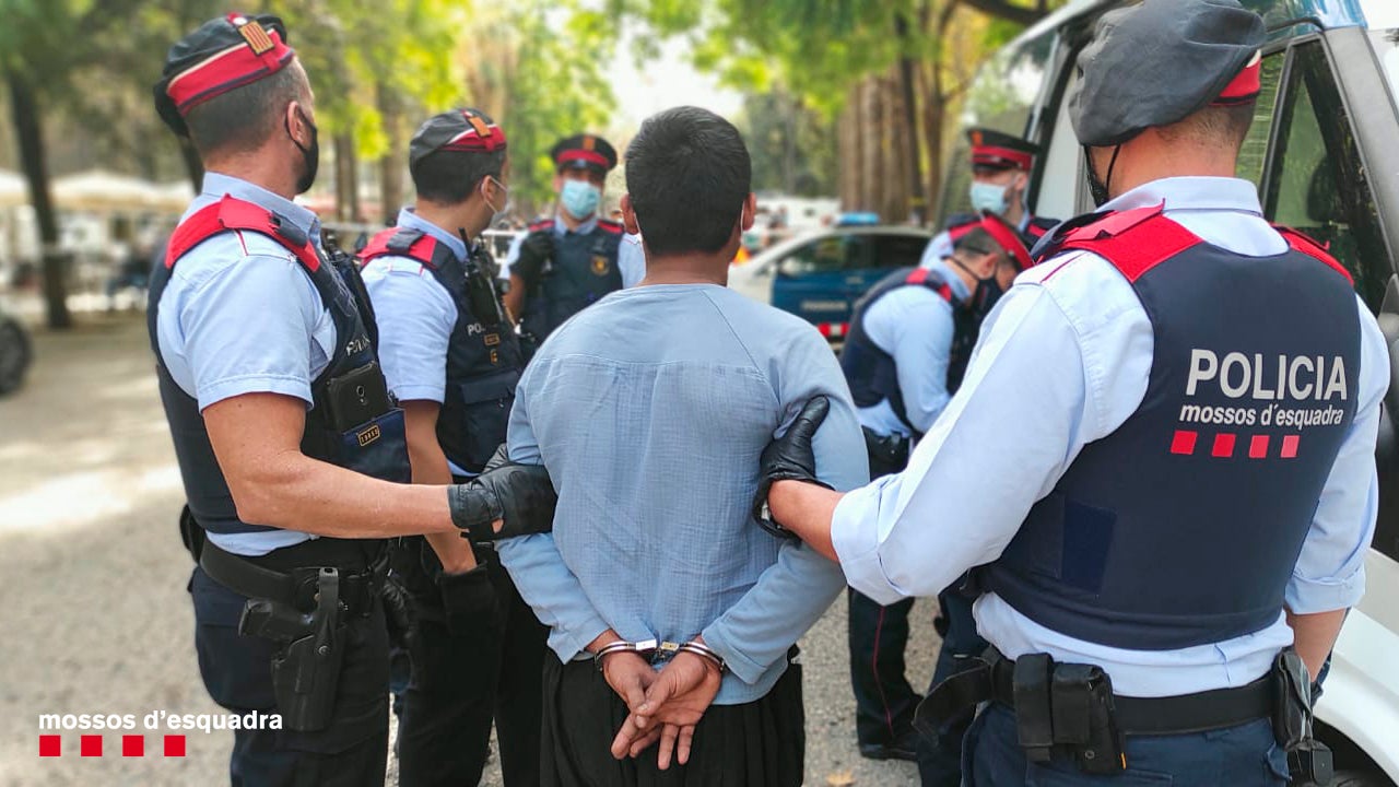 Imatge d'arxiu dels Mossos d'Esquadra detenint un lladre a Barcelona / CME