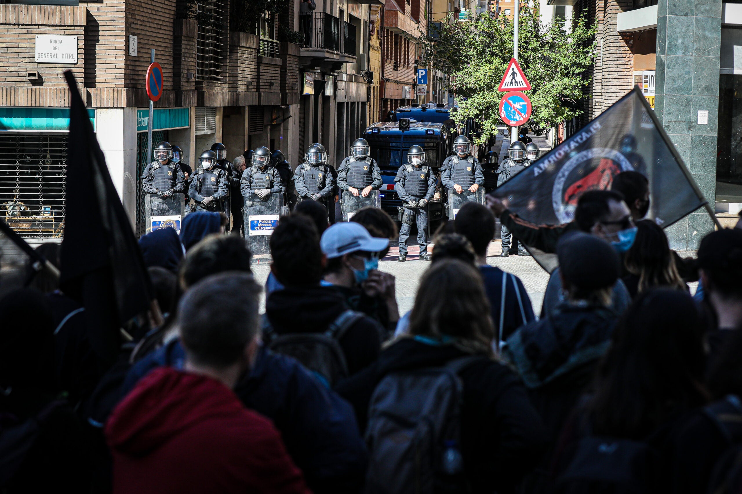 Antiavalots dels Mossos impedeixen el pas als manifestants antifeixistes al carrer del Camp / Jordi Borràs