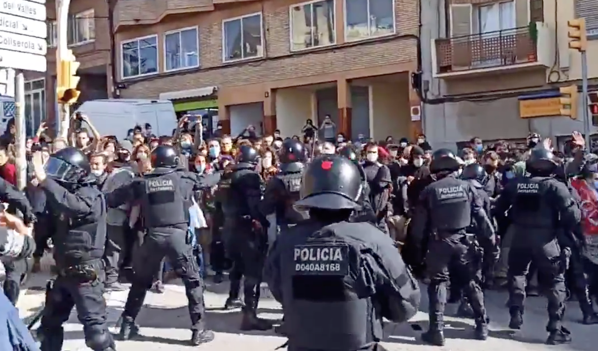 Els Mossos ham carregat contra els manifestants que protestaven pel desallotjament de la Buenos Aires / Twitter