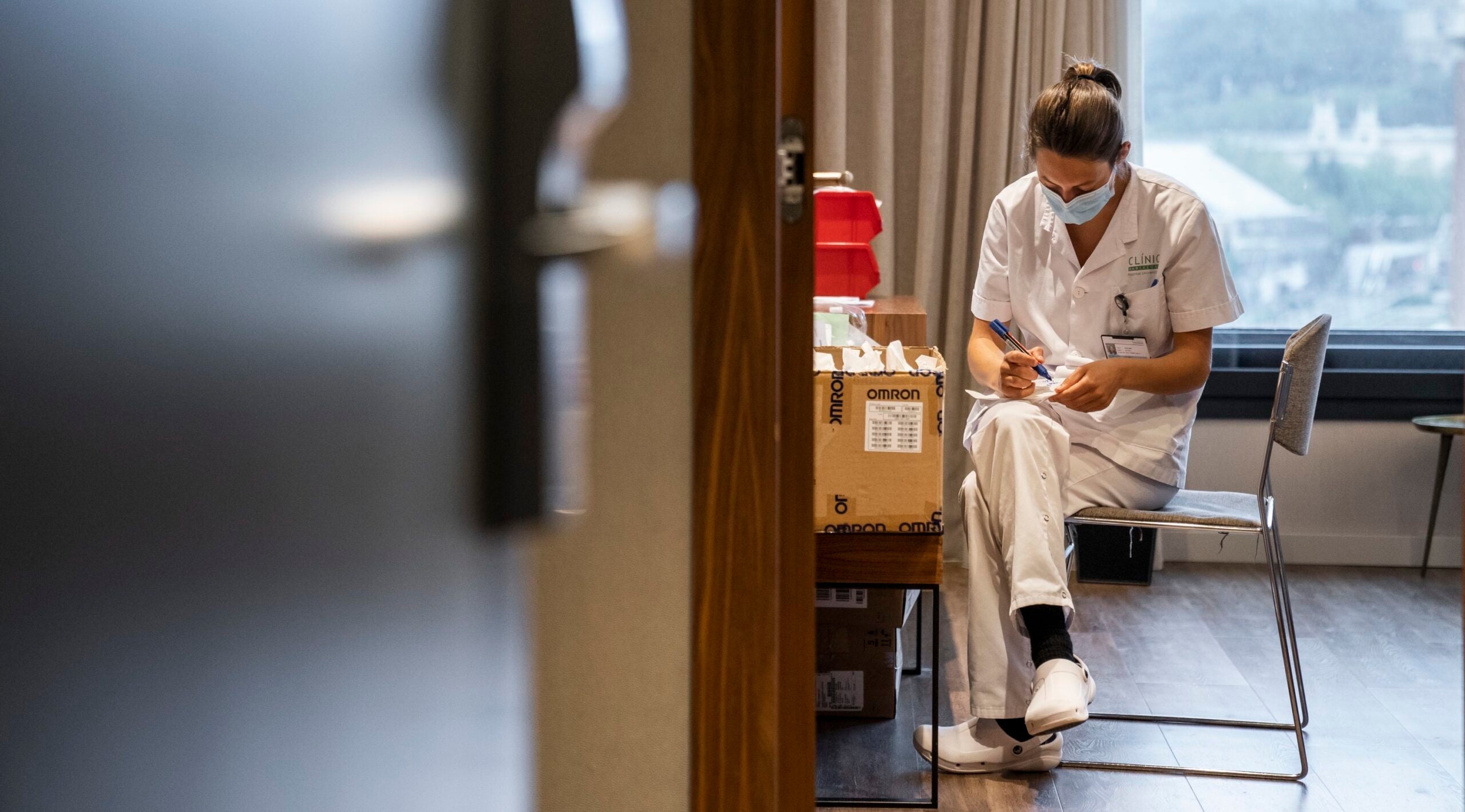 Una professional sanitària en un Hotel Salut de Barcelona, durant el pic de la pandèmia / Ajuntament